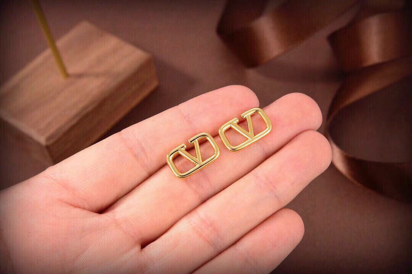 [Regal Jewels]Gold V-shaped stud earrings