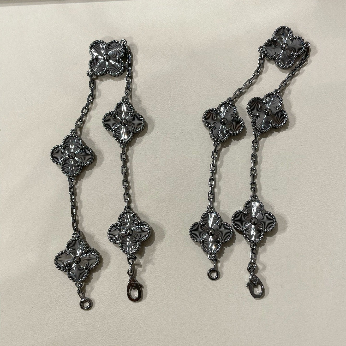 [Regal Jewels]CLOVER 5 MOTIF BLACK BRACELET