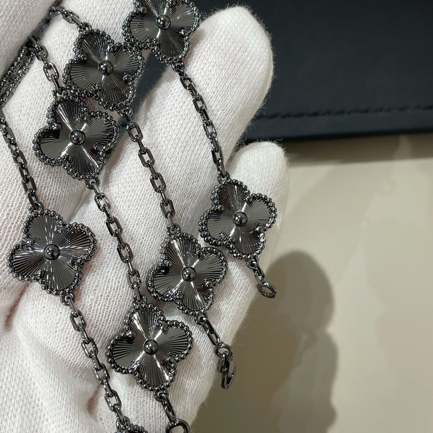 [Regal Jewels]CLOVER 5 MOTIF BLACK BRACELET
