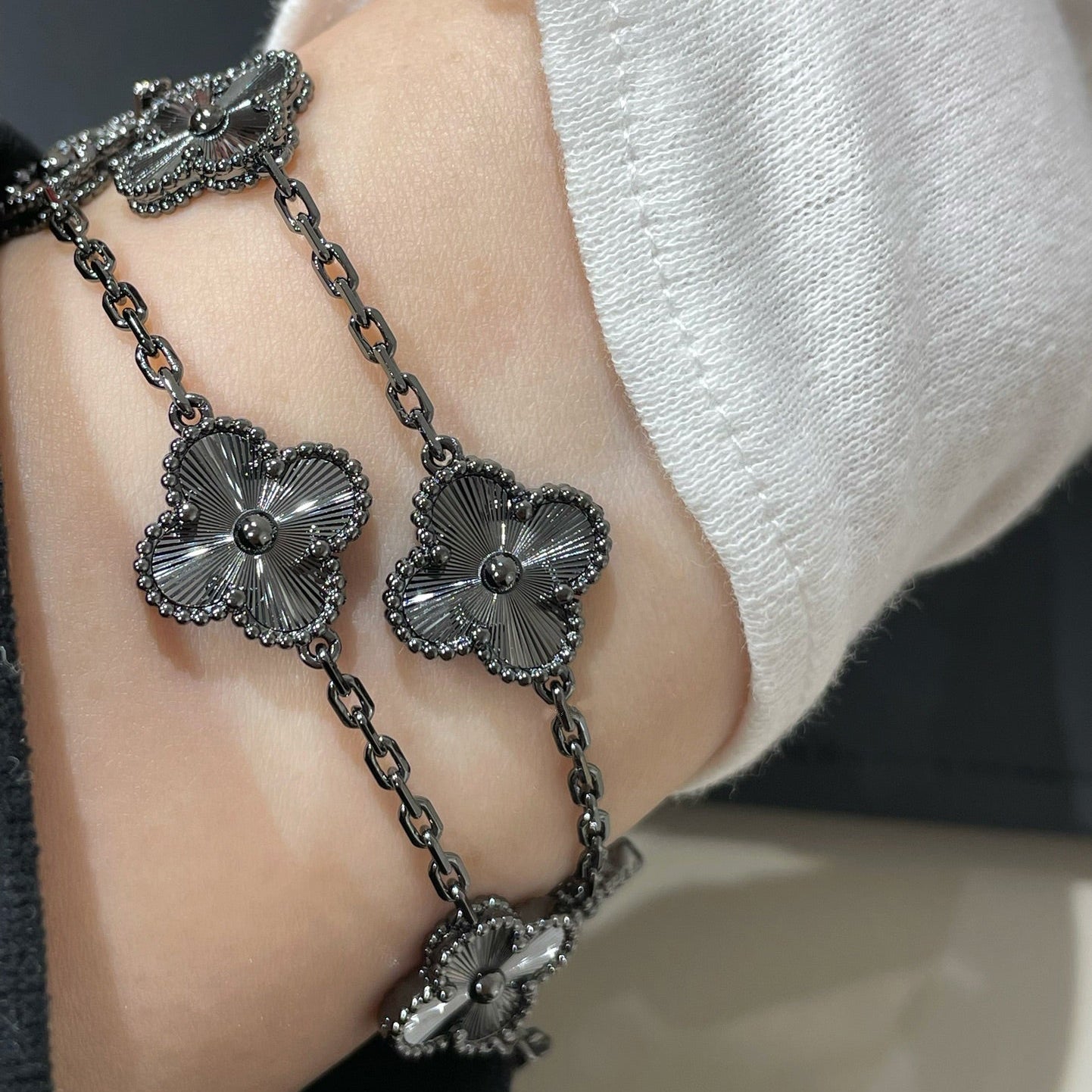 [Regal Jewels]CLOVER 5 MOTIF BLACK BRACELET