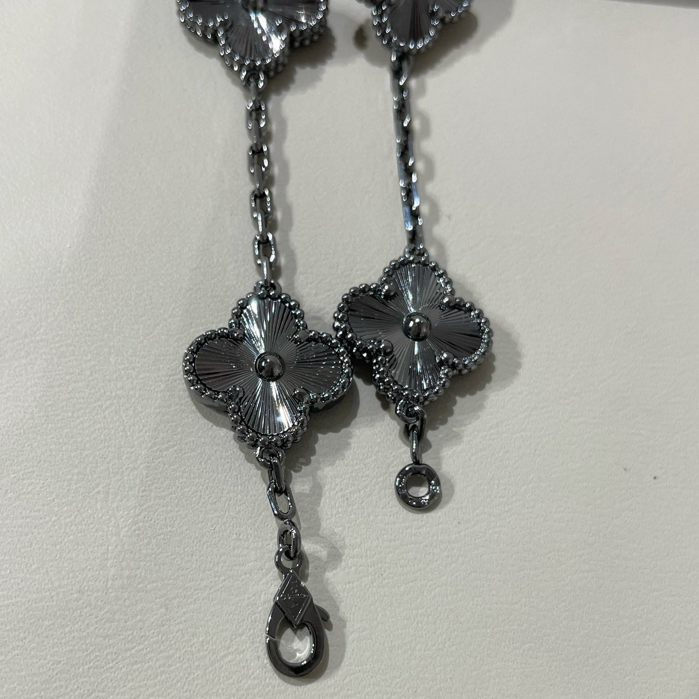 [Regal Jewels]CLOVER 5 MOTIF BLACK BRACELET