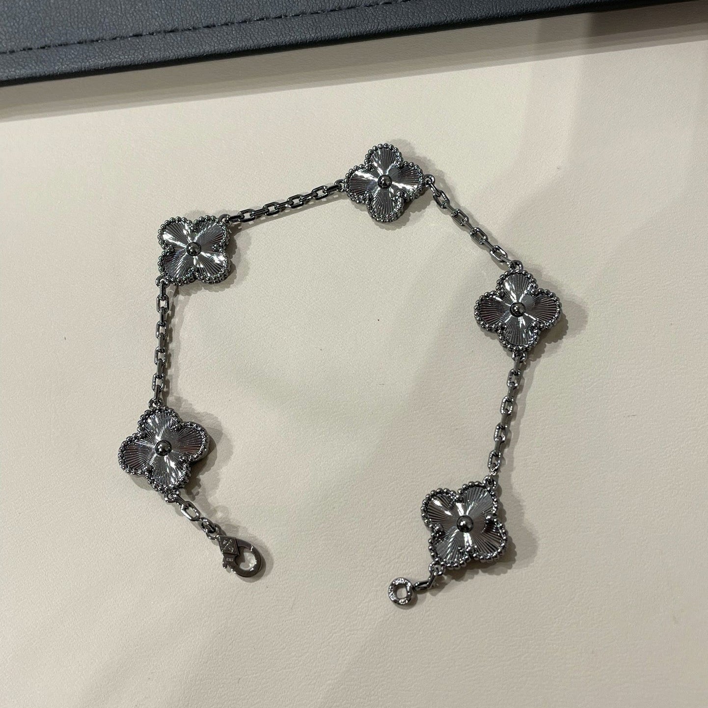 [Regal Jewels]CLOVER 5 MOTIF BLACK BRACELET