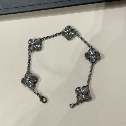 [Regal Jewels]CLOVER 5 MOTIF BLACK BRACELET