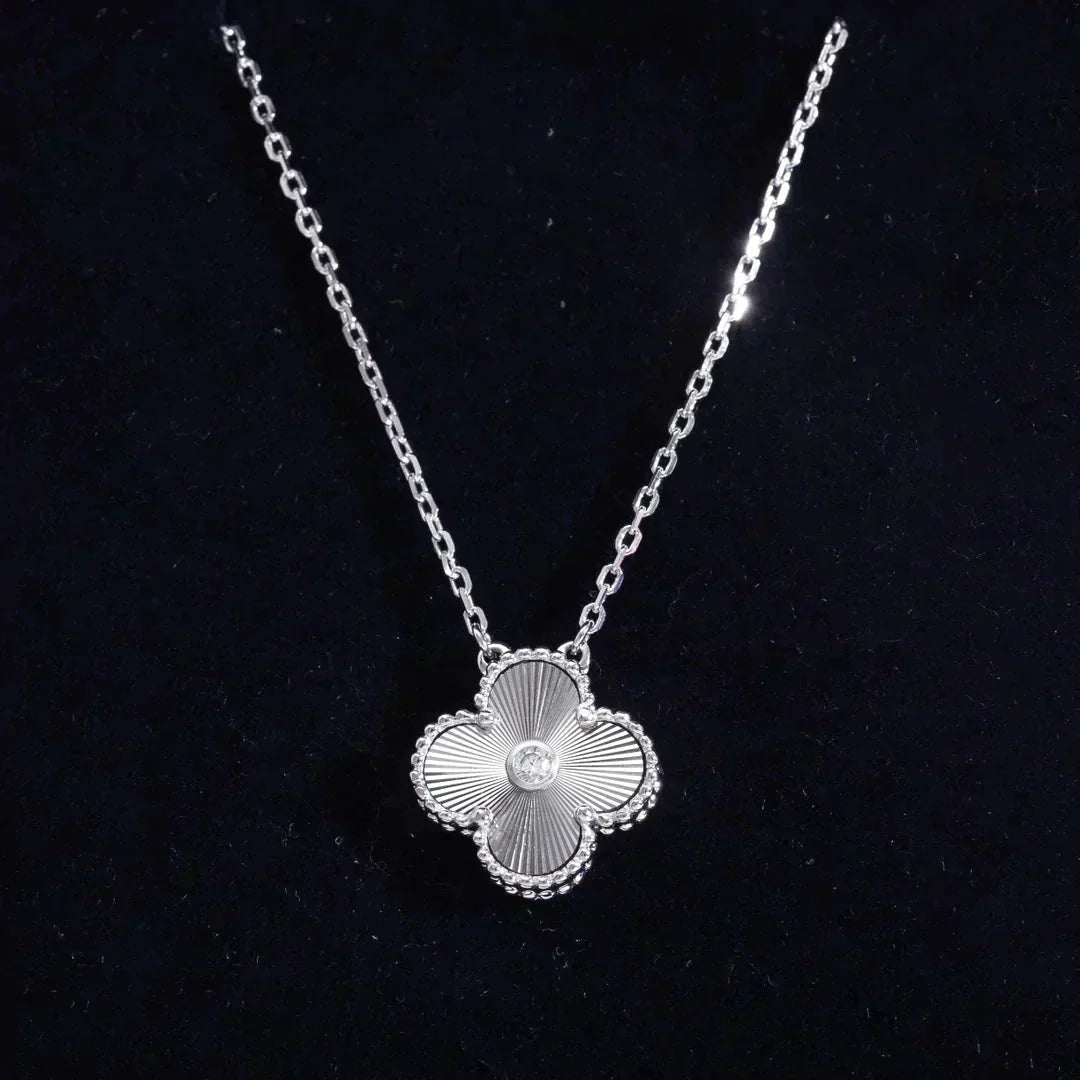 [Regal Jewels]CLOVER  15MM DIAMOND LASER NECKLACE SILVER