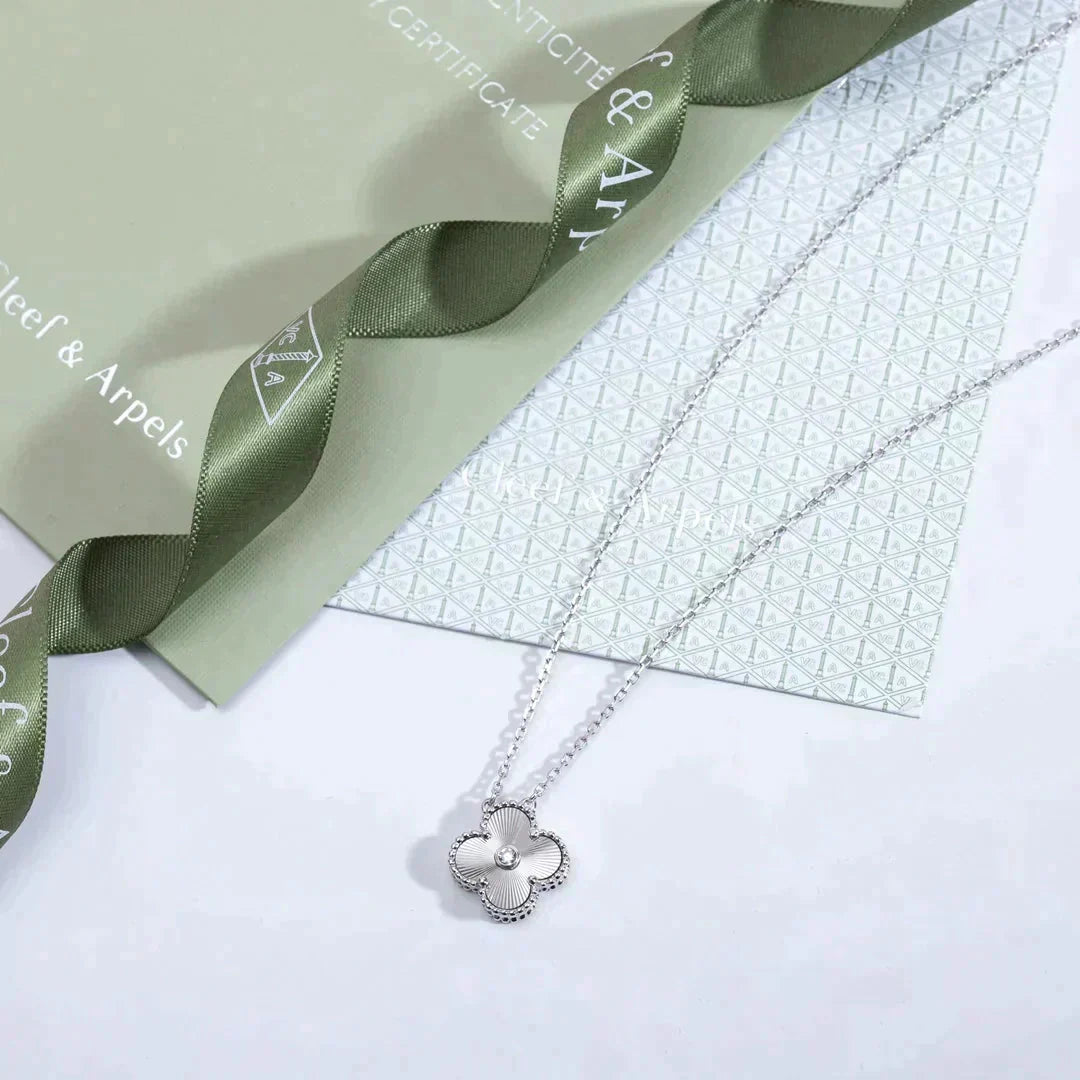 [Regal Jewels]CLOVER  15MM DIAMOND LASER NECKLACE SILVER