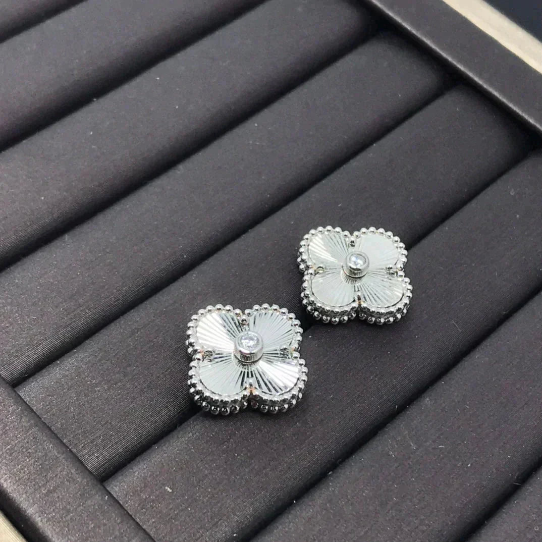 [Regal Jewels]CLOVER MINI 9.5MM LASER EARRINGS