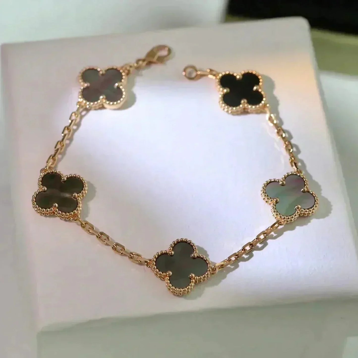 [Regal Jewels]CLOVER 5 MOTIF GRAY MOP  BRACELET