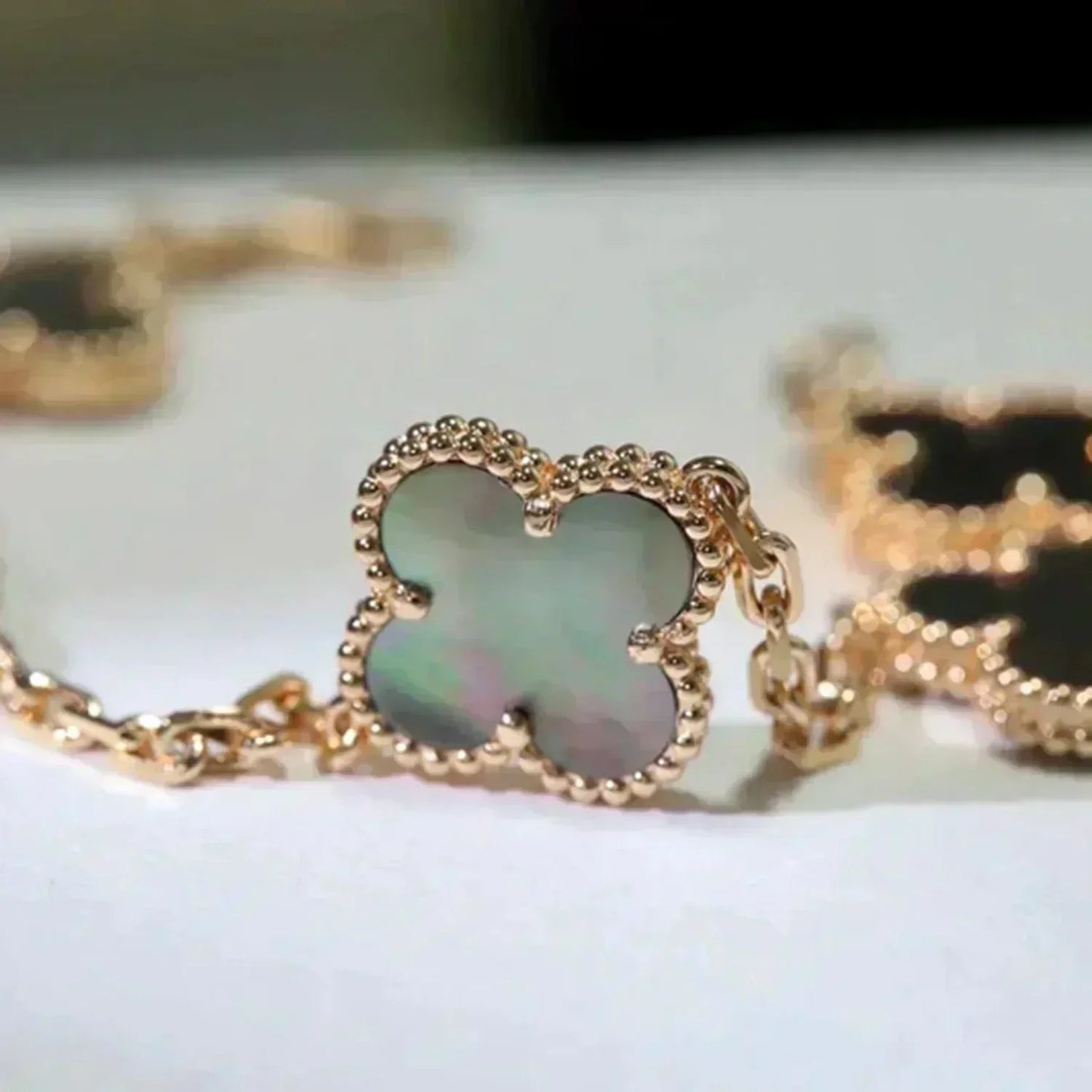 [Regal Jewels]CLOVER 5 MOTIF GRAY MOP  BRACELET