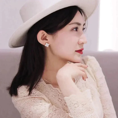 [Regal Jewels]CLOVER MEDIUM 1 MOTIFS  WHITE MOP STUD EARRINGS