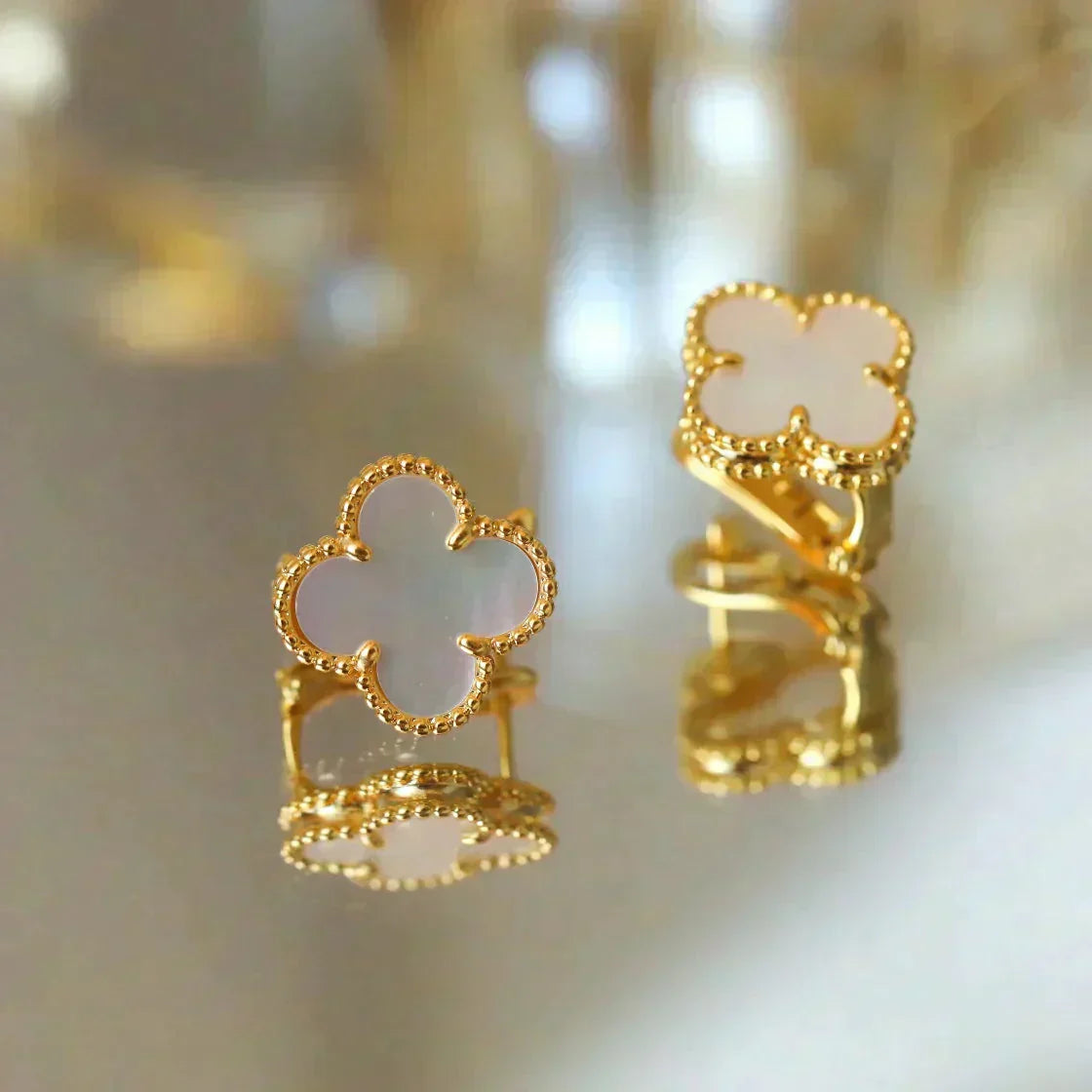 [Regal Jewels]CLOVER MEDIUM 1 MOTIFS  WHITE MOP STUD EARRINGS