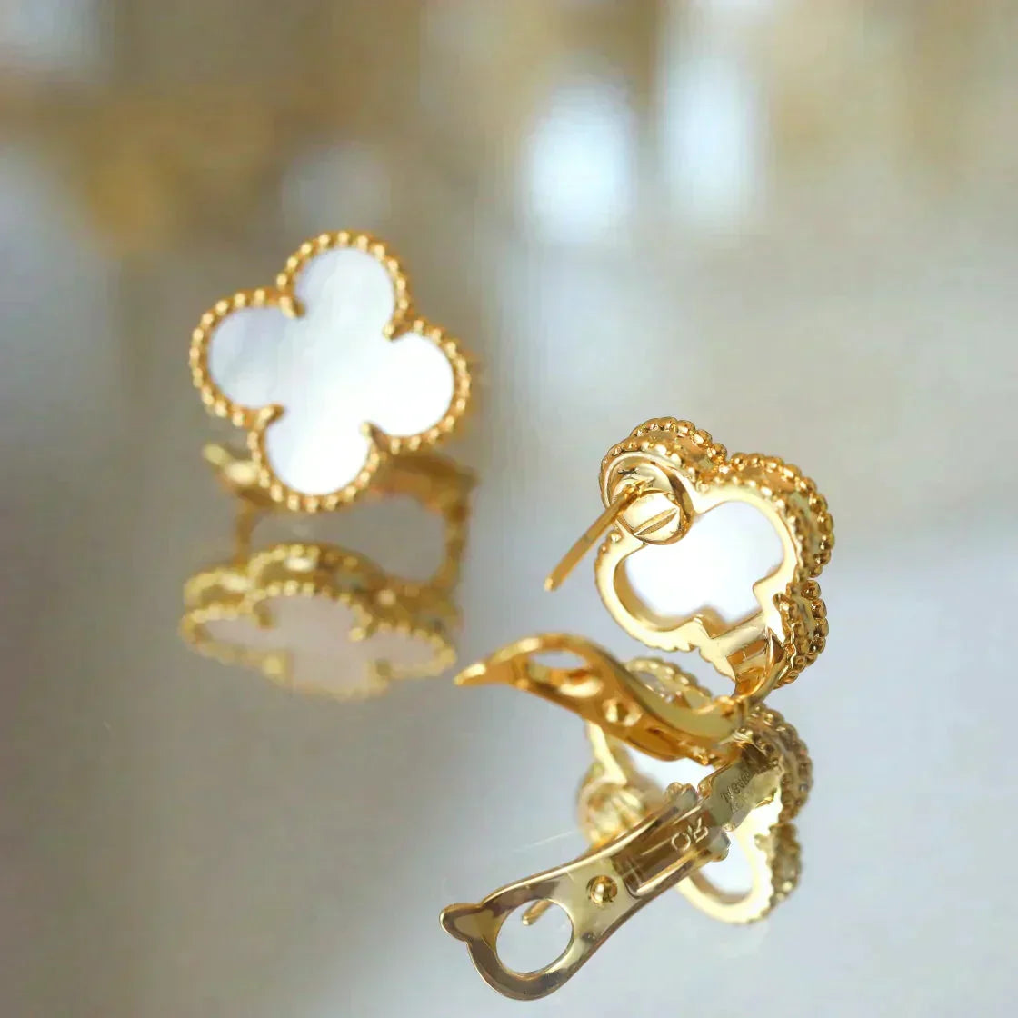 [Regal Jewels]CLOVER MEDIUM 1 MOTIFS  WHITE MOP STUD EARRINGS