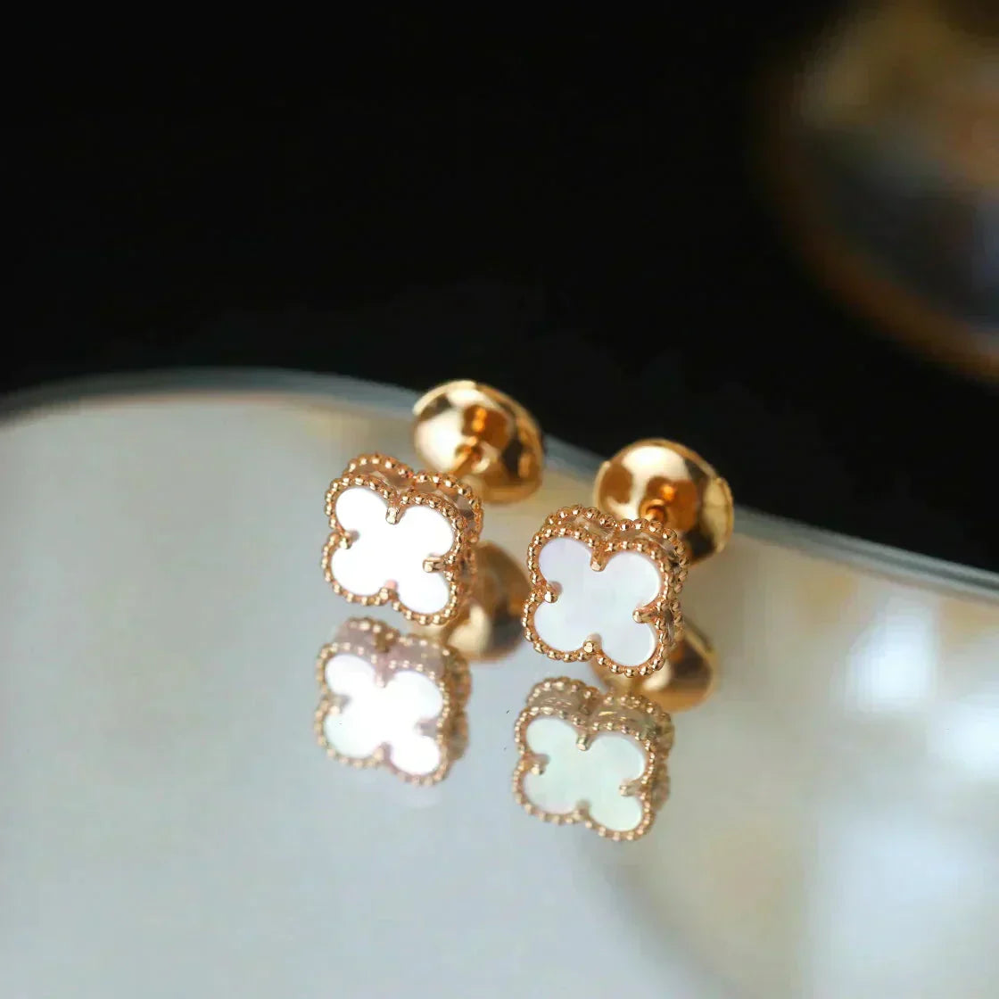 [Regal Jewels]CLOVER MINI 9.5MM WHITE MOP EARRINGS