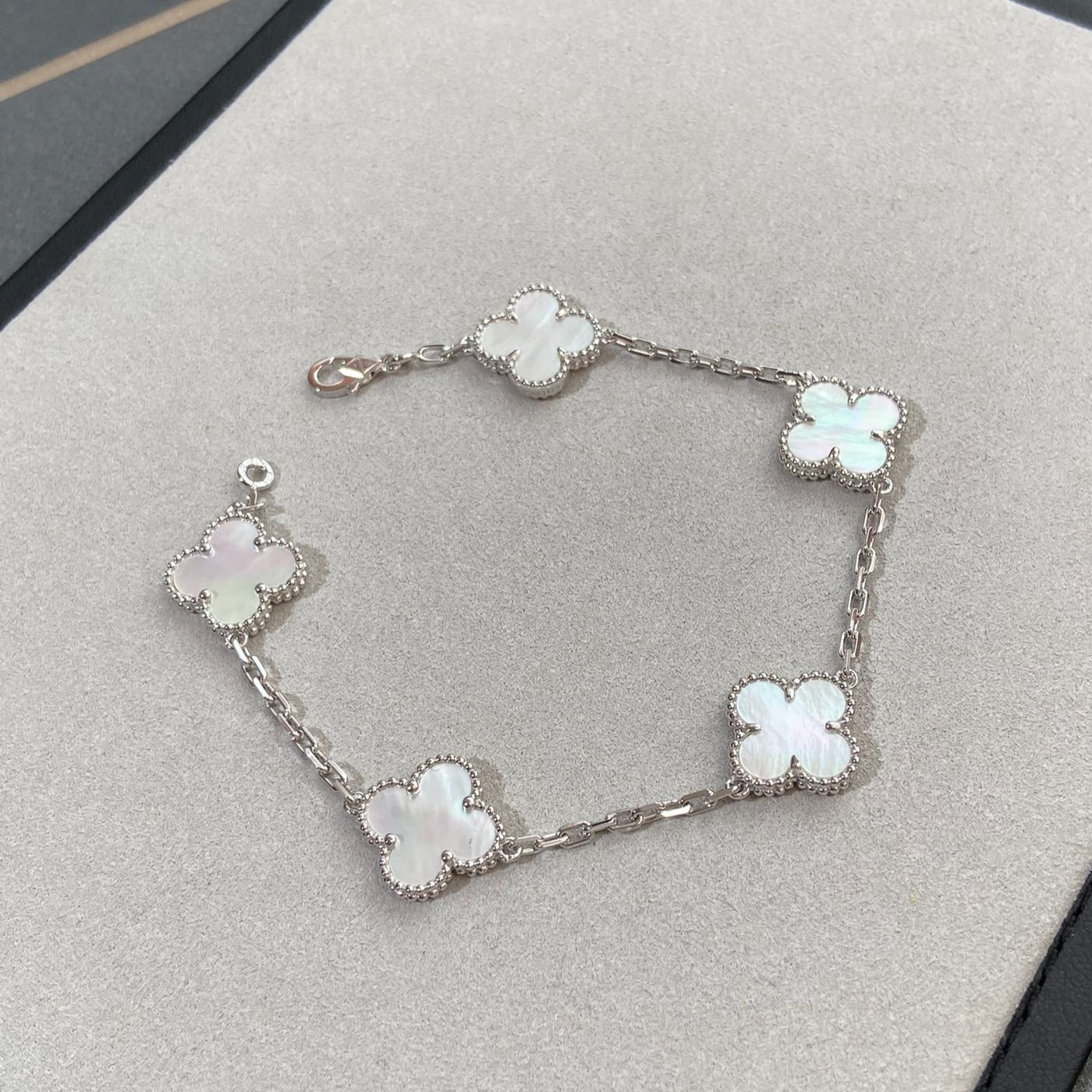 [Regal Jewels]CLOVER WHITE PEARL MOP 5 MOTIF BRACELET COLLECTION