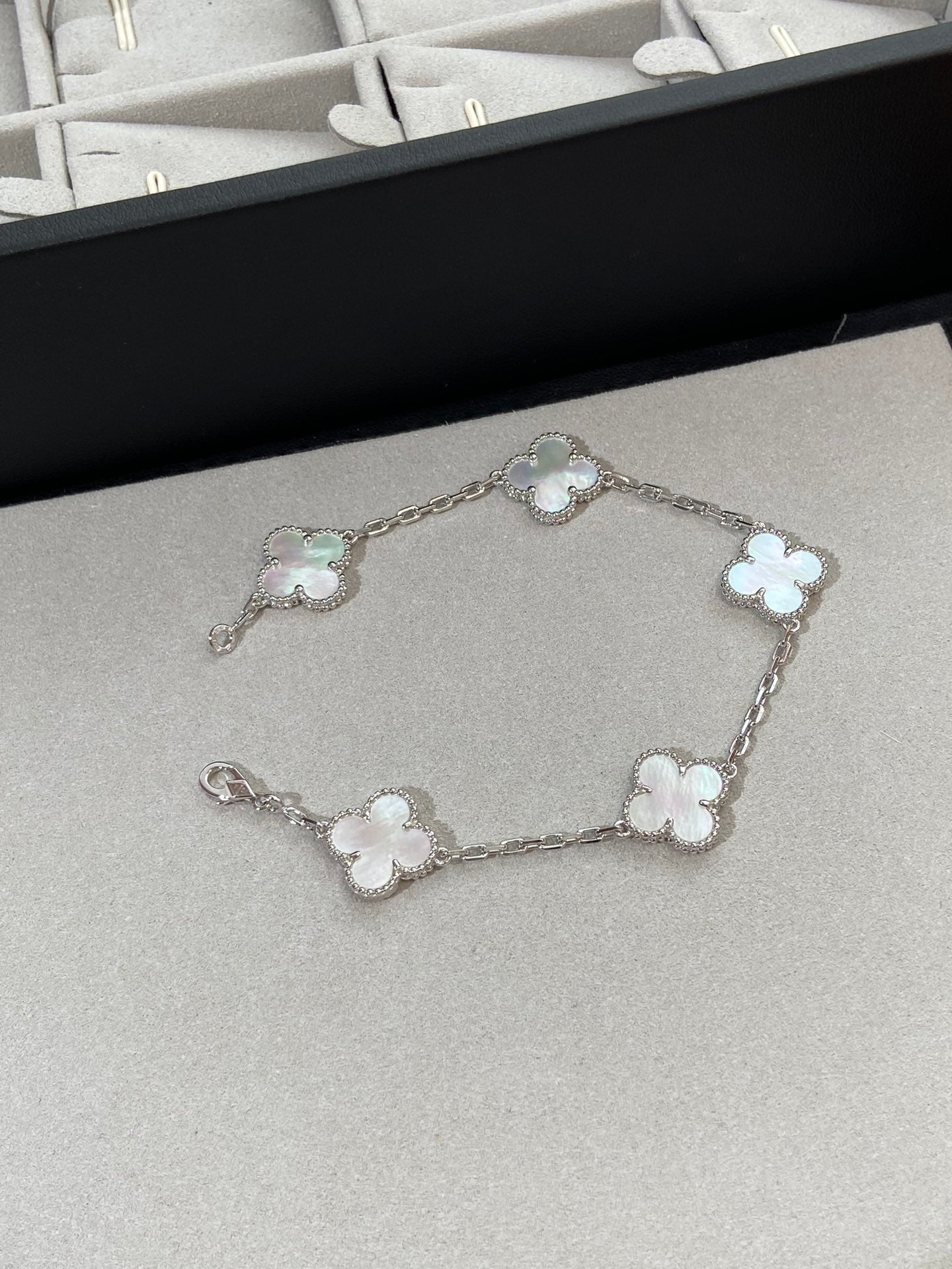 [Regal Jewels]CLOVER WHITE PEARL MOP 5 MOTIF BRACELET COLLECTION