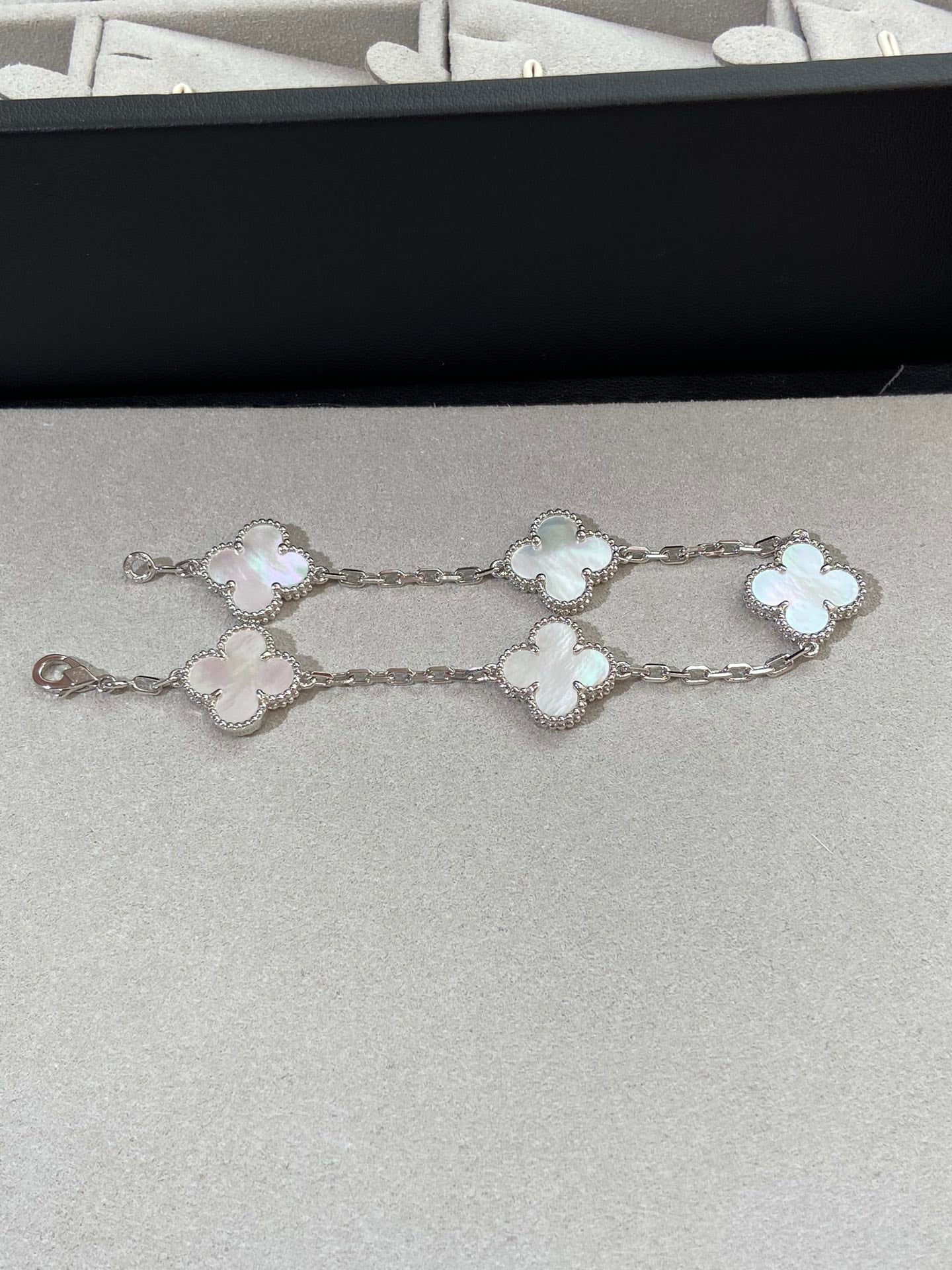 [Regal Jewels]CLOVER WHITE PEARL MOP 5 MOTIF BRACELET COLLECTION
