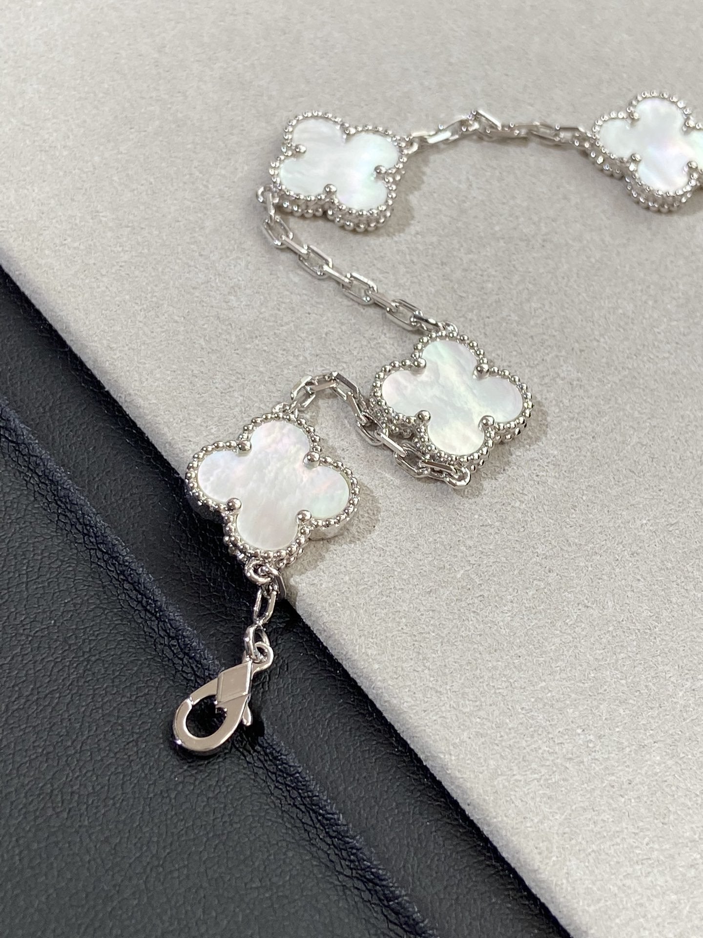 [Regal Jewels]CLOVER WHITE PEARL MOP 5 MOTIF BRACELET COLLECTION