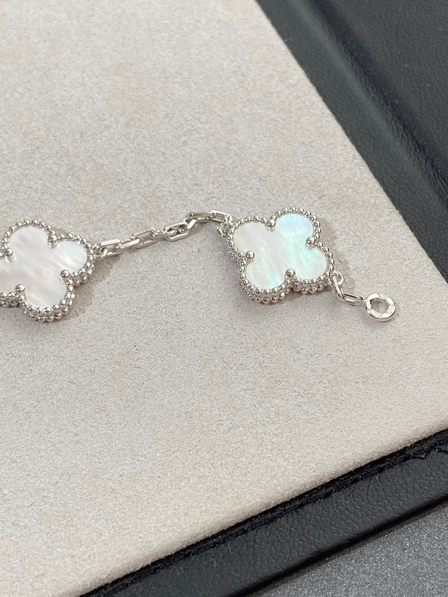 [Regal Jewels]CLOVER WHITE PEARL MOP 5 MOTIF BRACELET COLLECTION