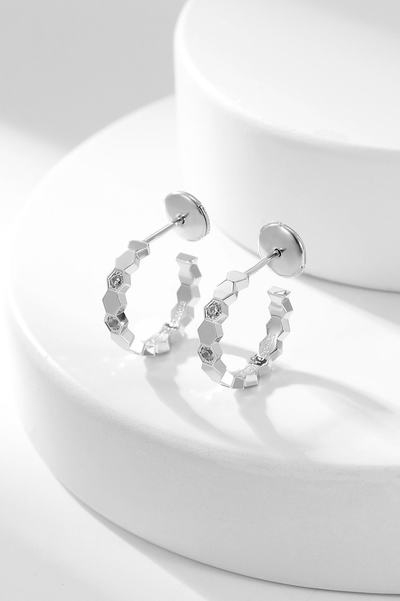 [Regal Jewels]BEE LOVE DIAMOND HOOP EARRINGS
