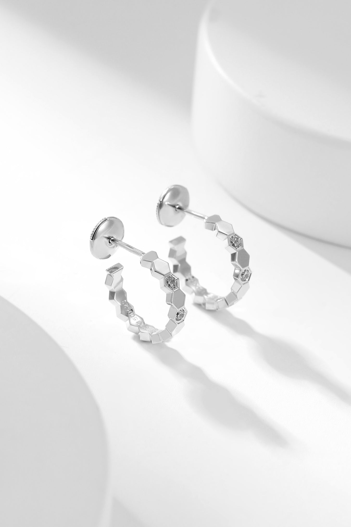 [Regal Jewels]BEE LOVE DIAMOND HOOP EARRINGS
