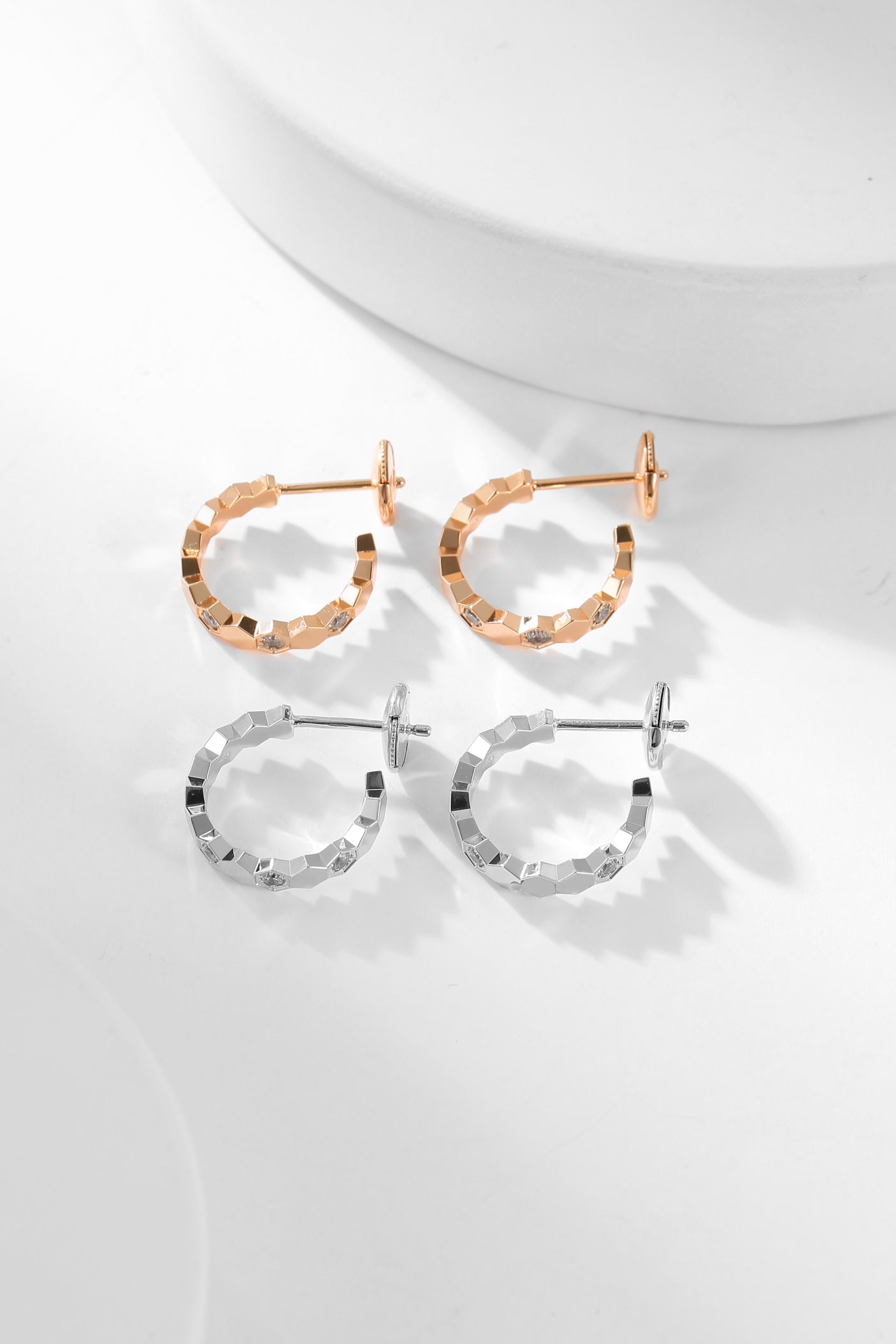 [Regal Jewels]BEE LOVE DIAMOND HOOP EARRINGS