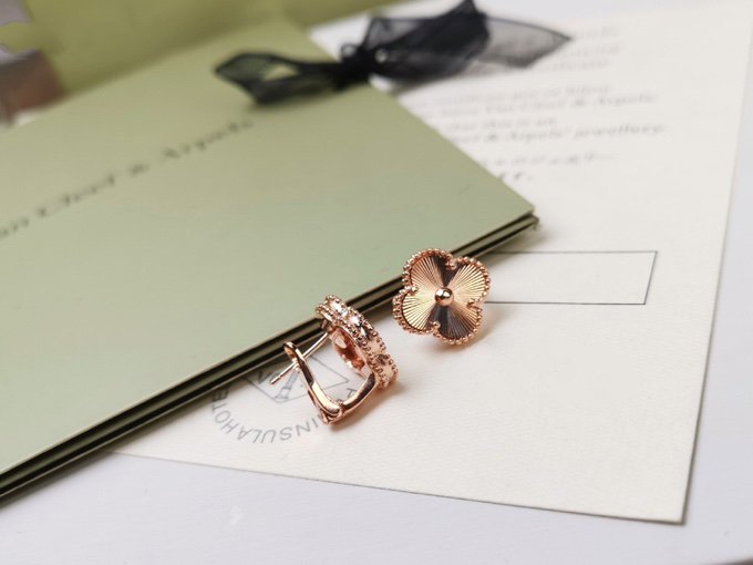 [Regal Jewels]CLOVER MEDIUM STUD EARRINGS