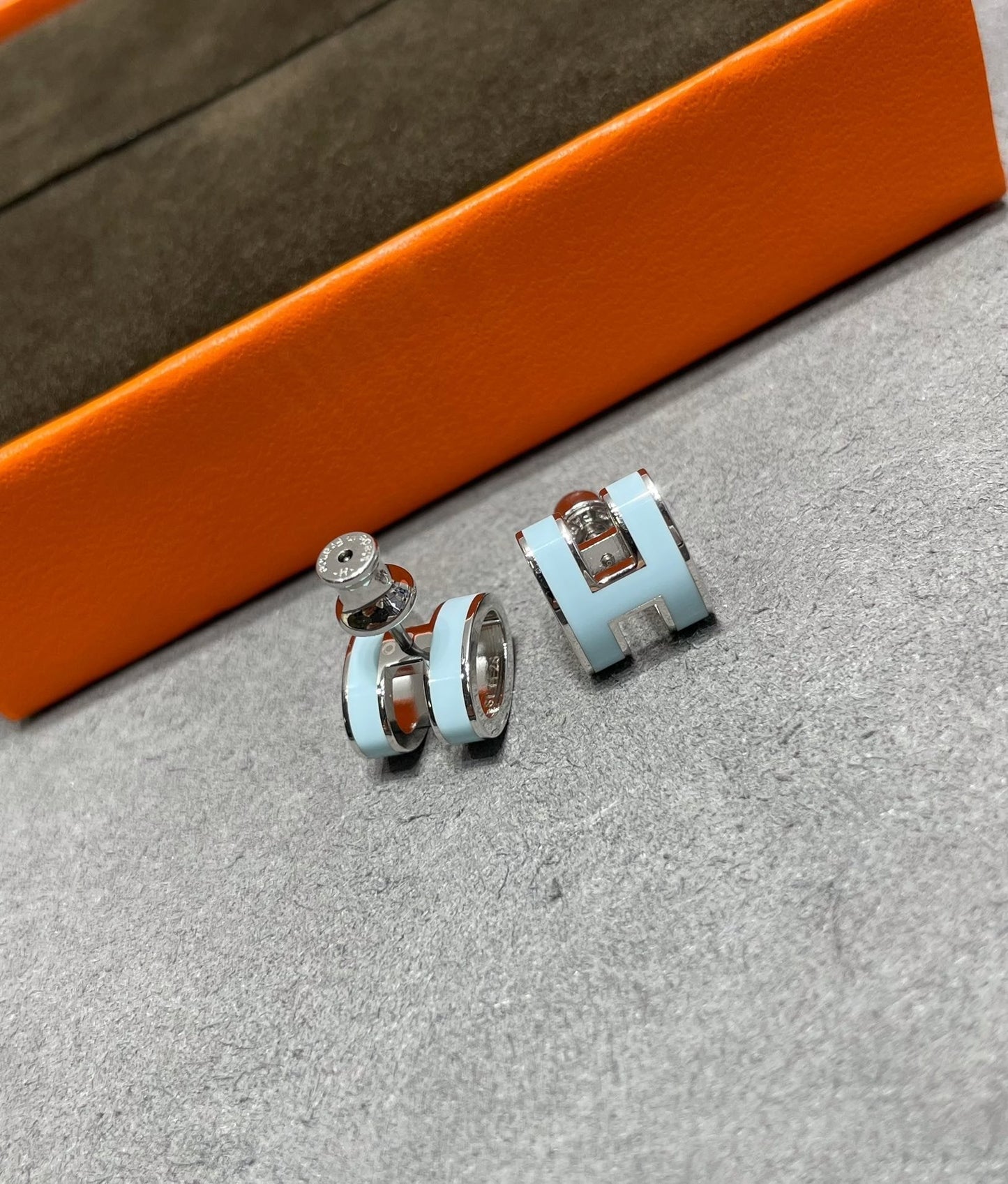 [Regal Jewels]POP H SKY BLUE STUD EARRINGS