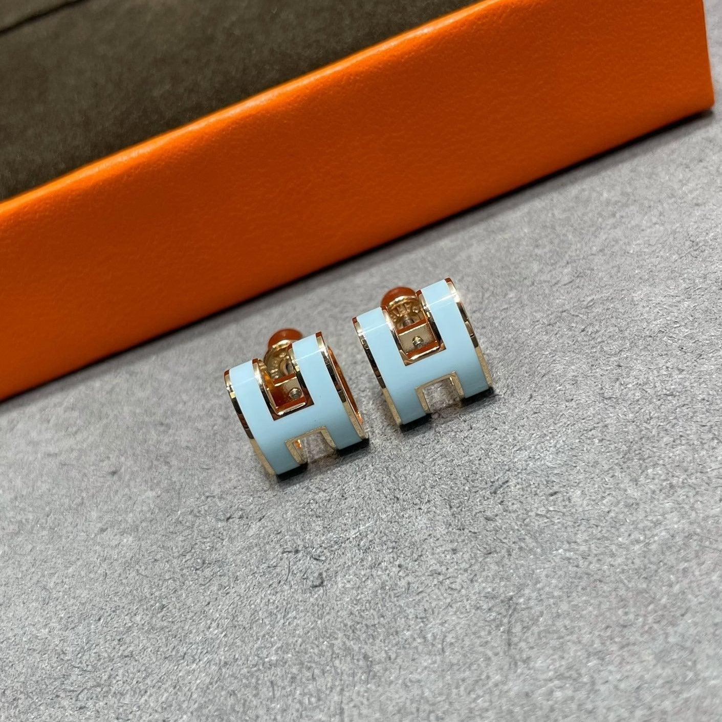 [Regal Jewels]POP H SKY BLUE STUD EARRINGS