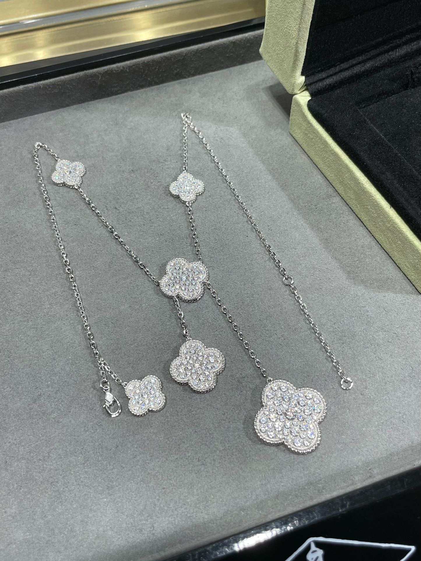 [Regal Jewels]CLOVER 6 MOTIF DIAMOND PAVED NECKLACE