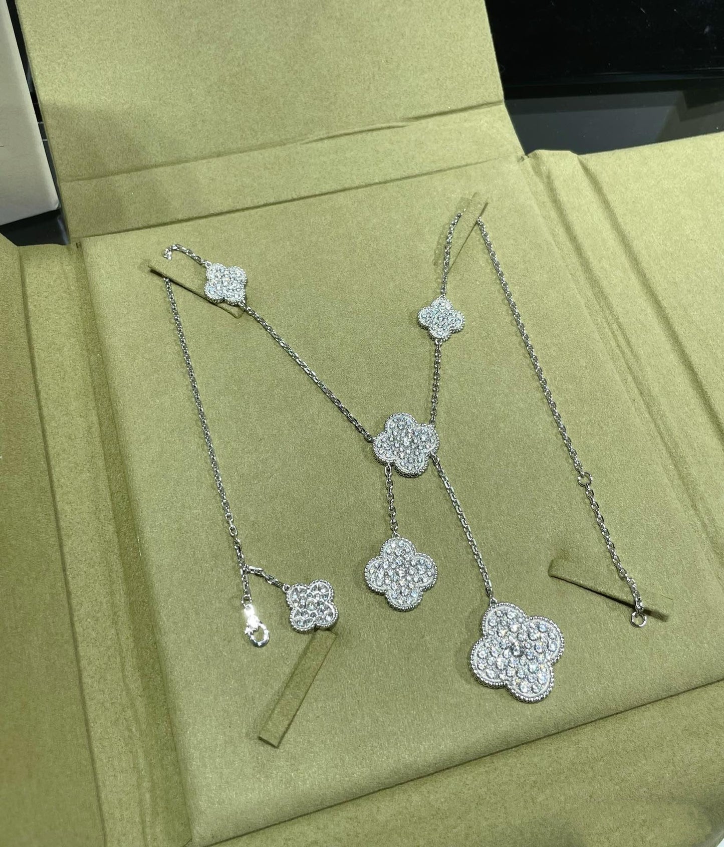 [Regal Jewels]CLOVER 6 MOTIF DIAMOND PAVED NECKLACE