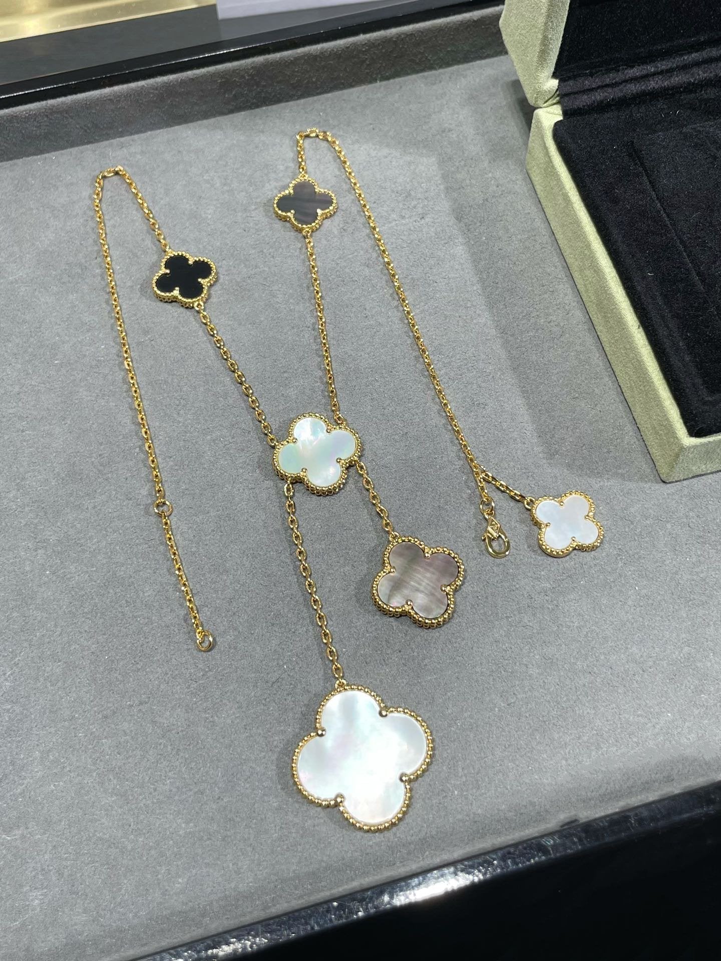 [Regal Jewels]CLOVER 6 MOTIF MOP ONYX GOLD NECKLACE