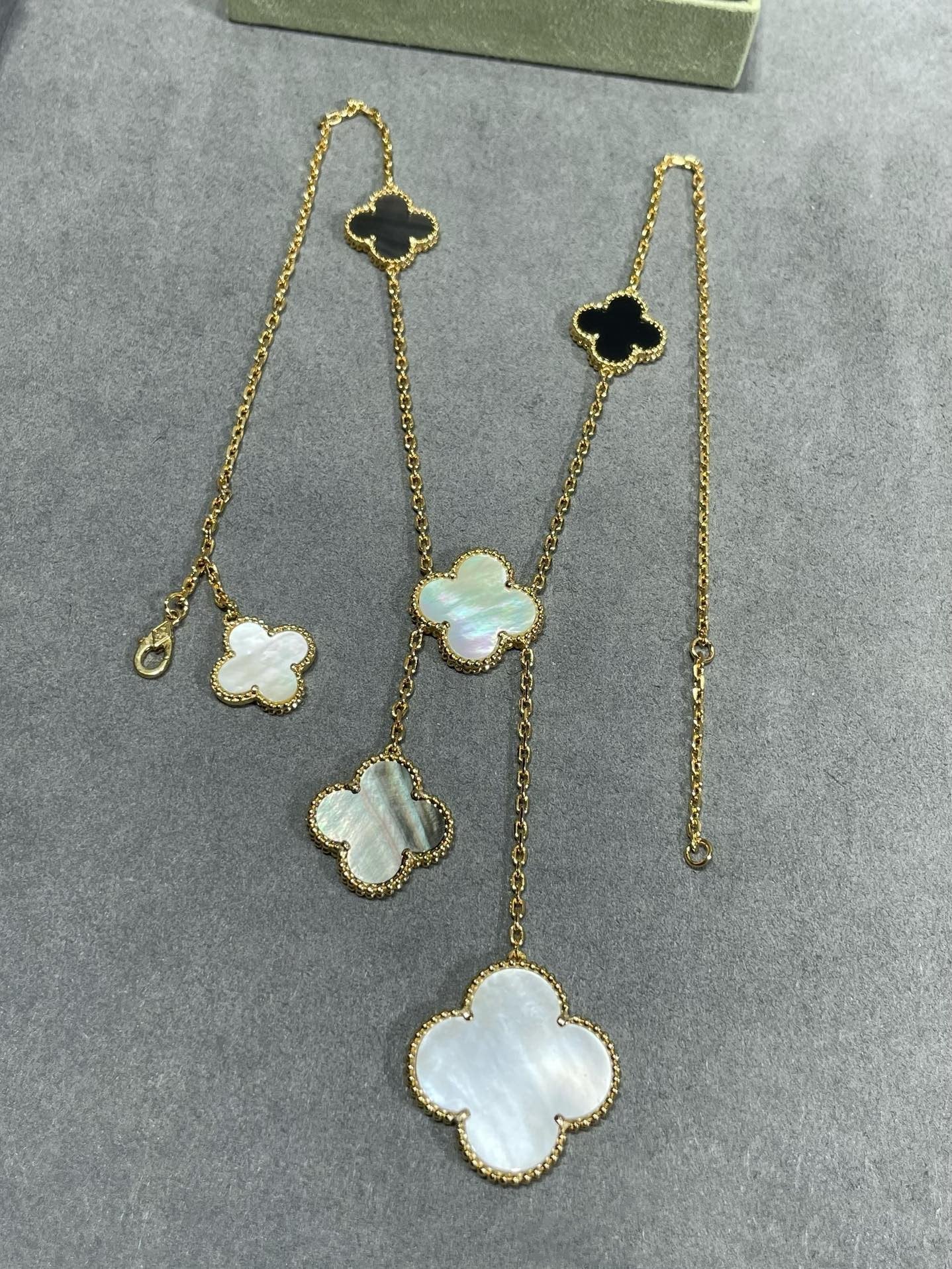 [Regal Jewels]CLOVER 6 MOTIF MOP ONYX GOLD NECKLACE