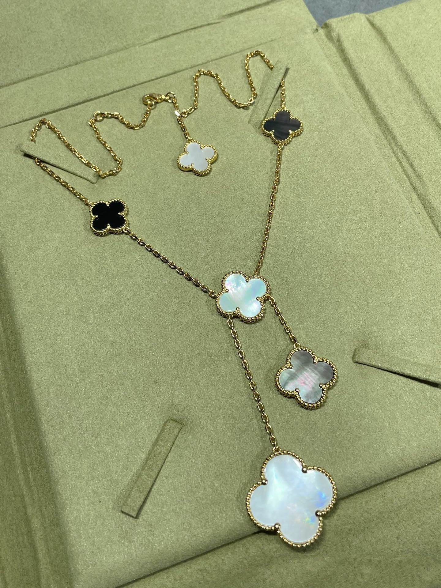 [Regal Jewels]CLOVER 6 MOTIF MOP ONYX GOLD NECKLACE