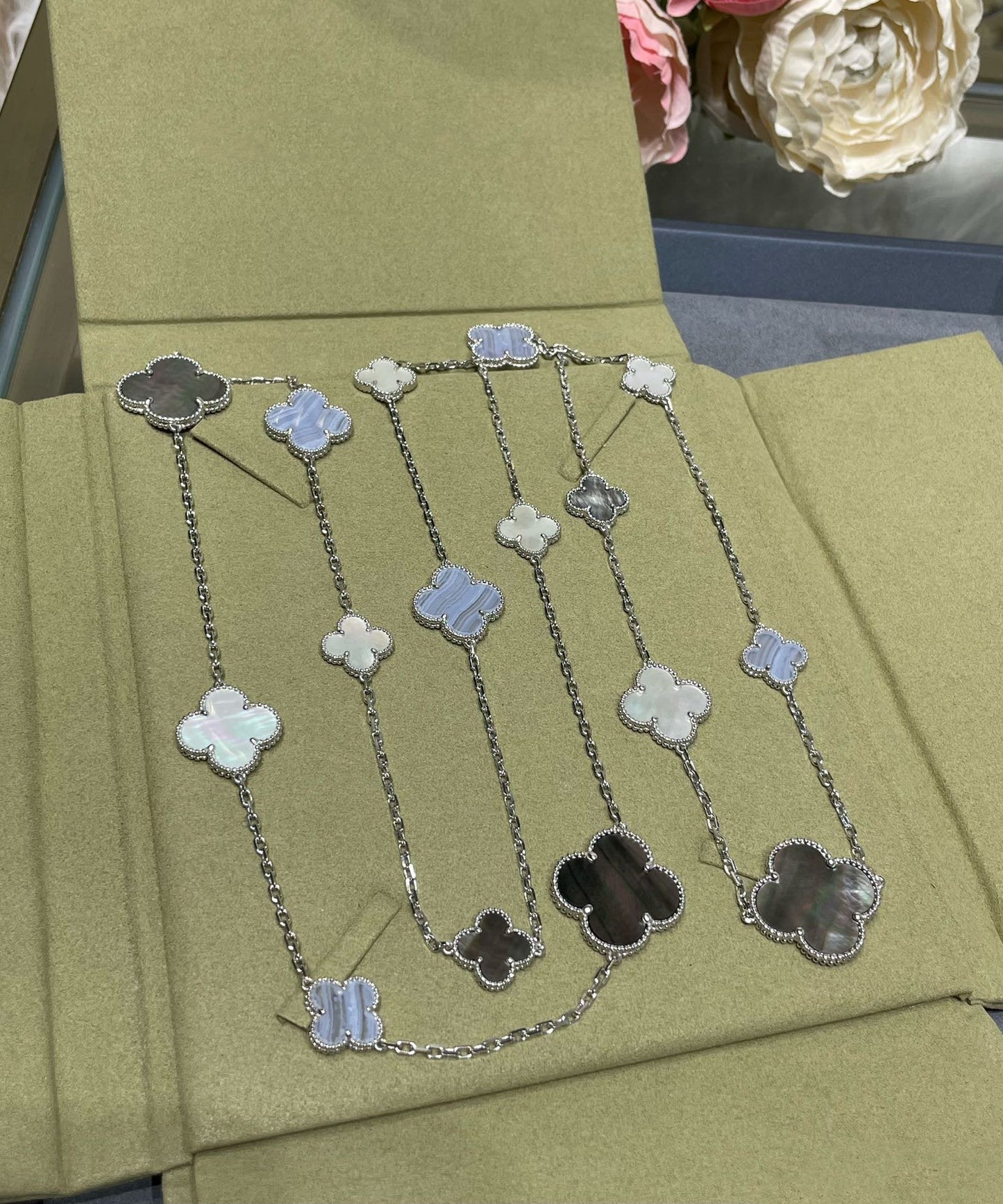 [Regal Jewels]CLOVER 16 MOTIF CHALCEDONY MOP SILVER NECKLACE