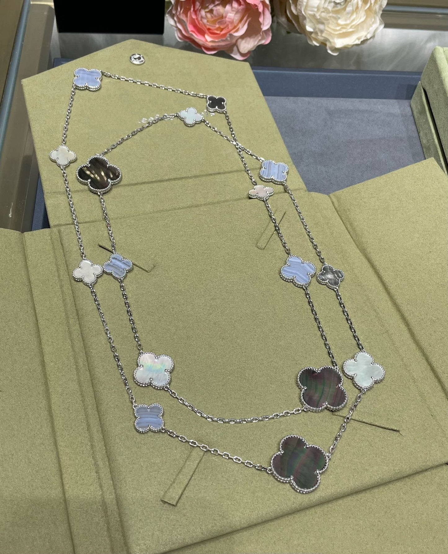 [Regal Jewels]CLOVER 16 MOTIF CHALCEDONY MOP SILVER NECKLACE