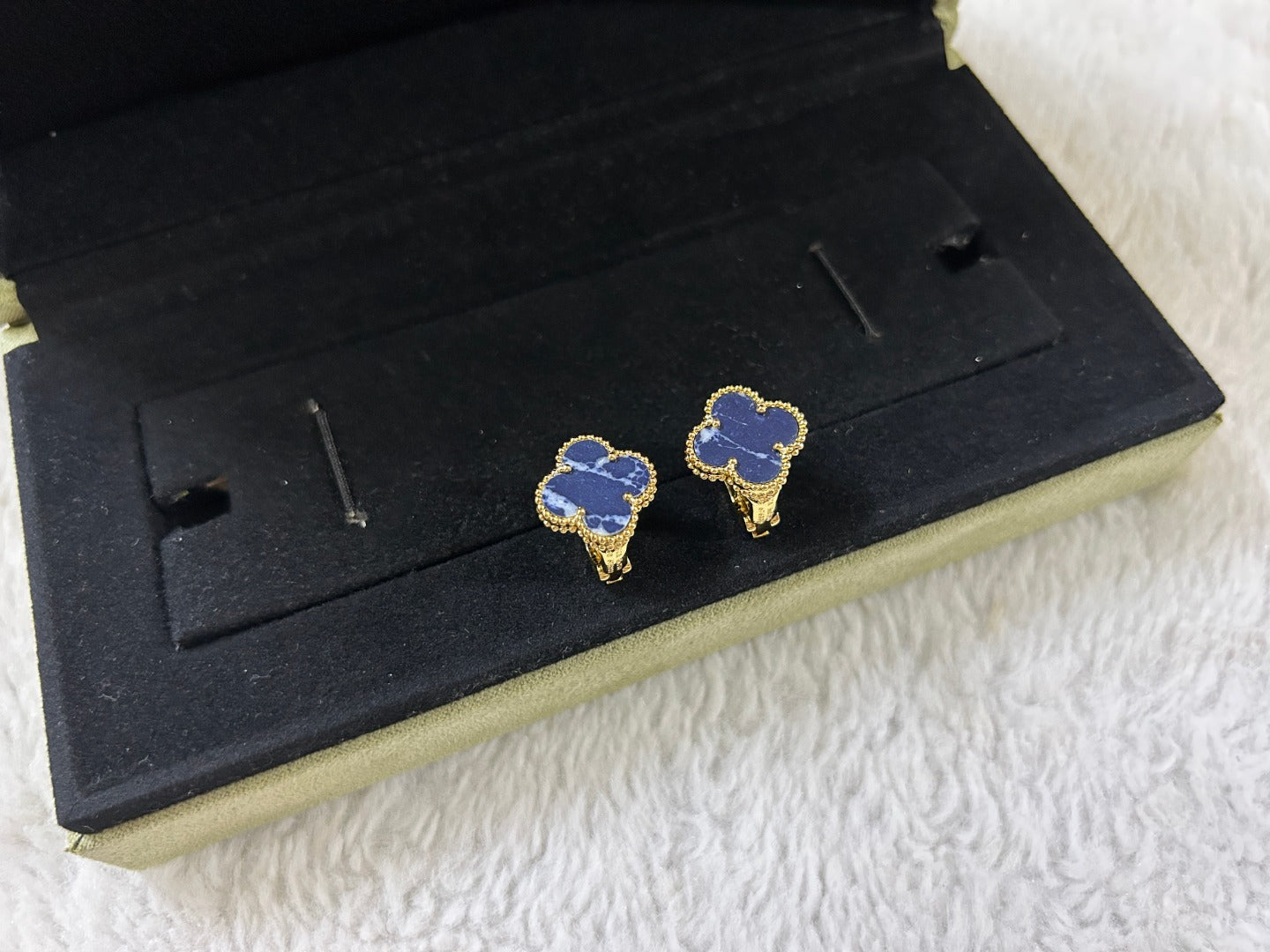 [Regal Jewels]CLOVER PIETERSITE MEDIUM STUD EARRINGS
