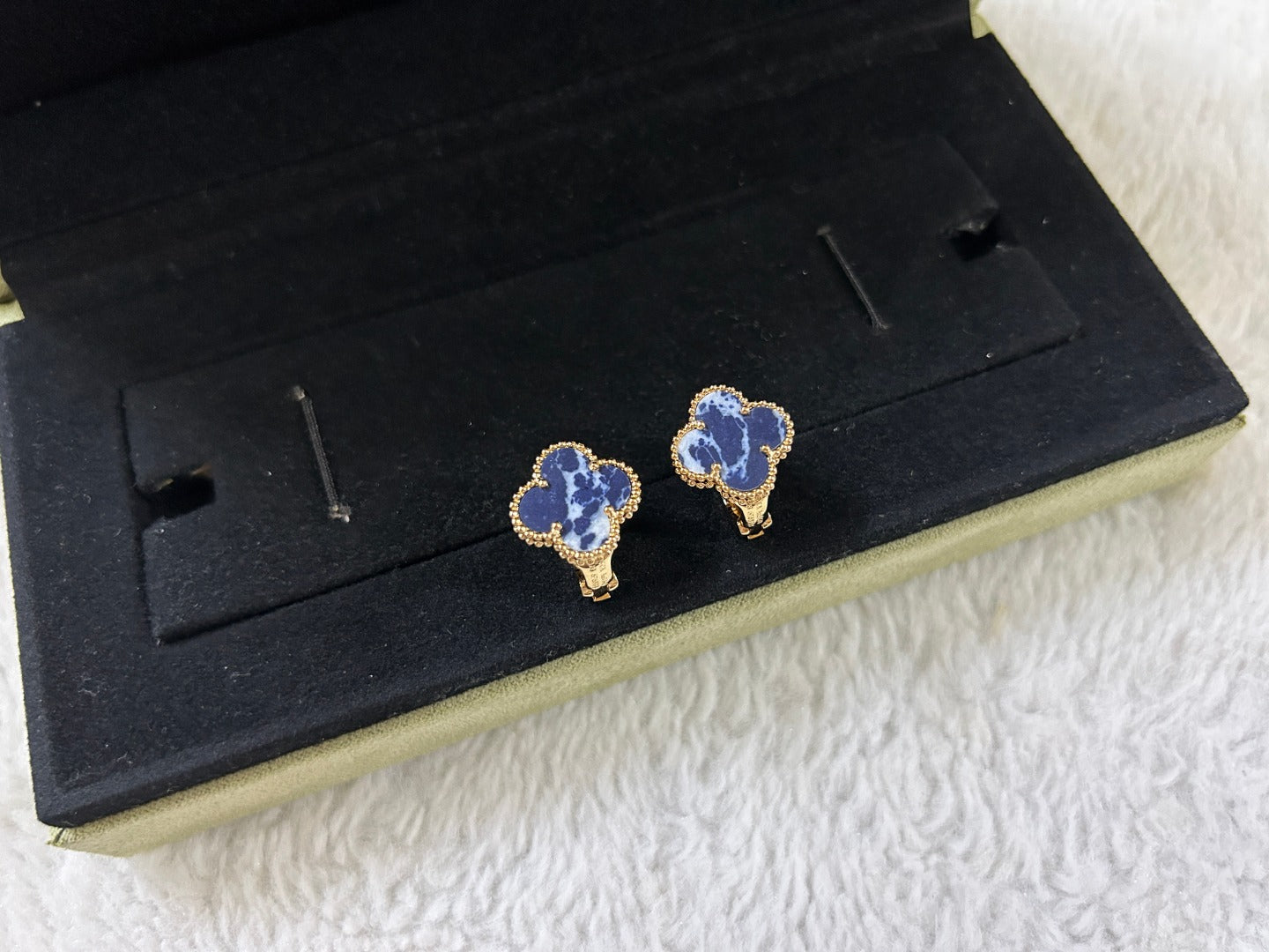 [Regal Jewels]CLOVER PIETERSITE MEDIUM STUD EARRINGS