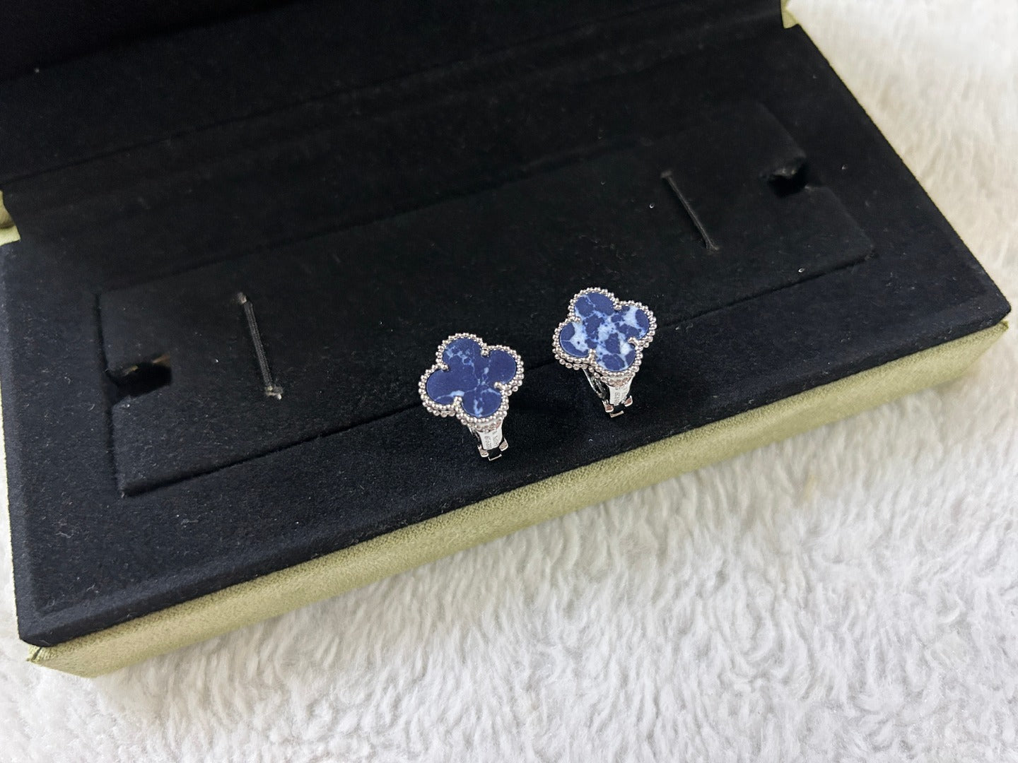[Regal Jewels]CLOVER PIETERSITE MEDIUM STUD EARRINGS