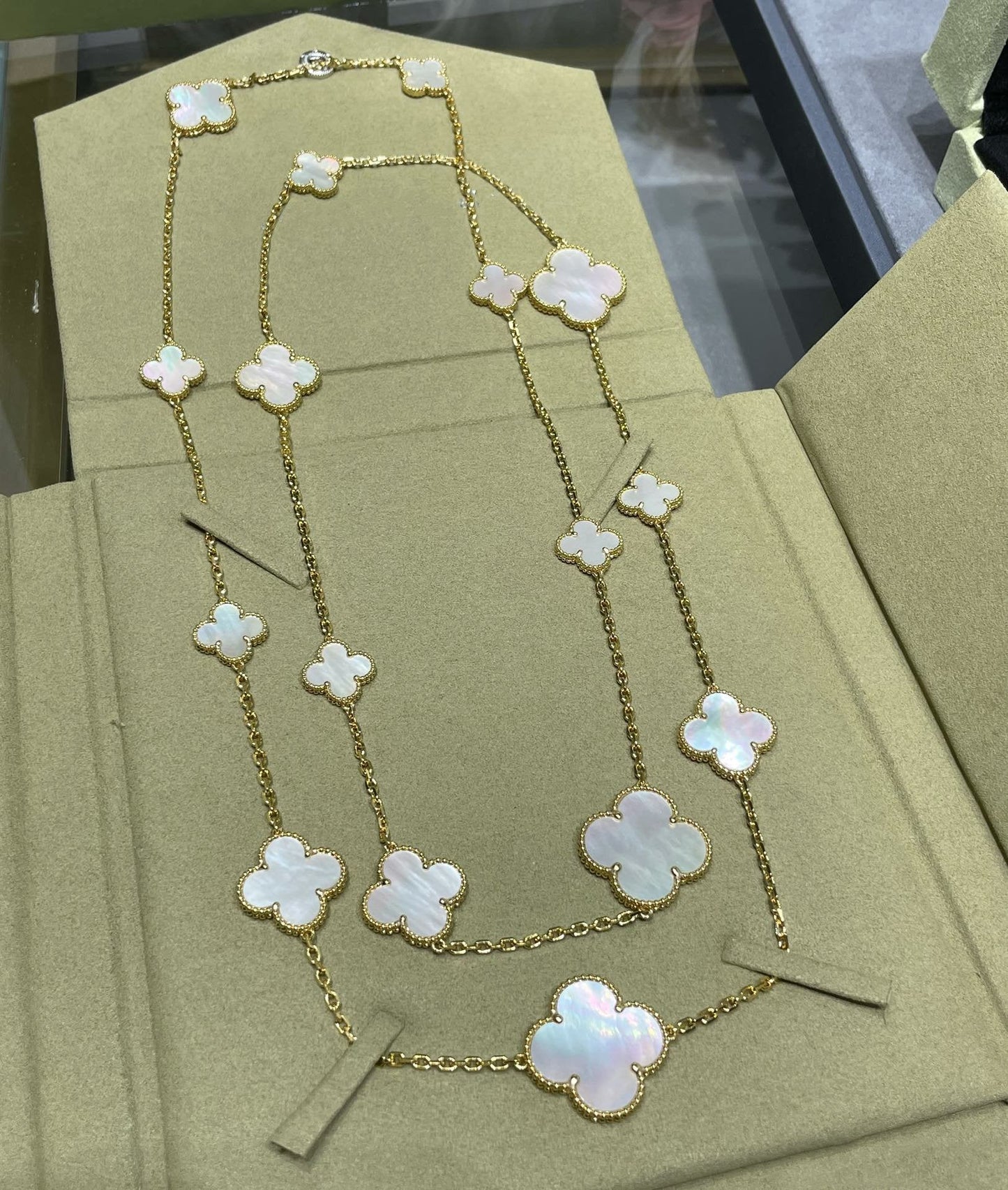 [Regal Jewels]CLOVER 16 MOTIF WHITE MOP GOLD NECKLACE