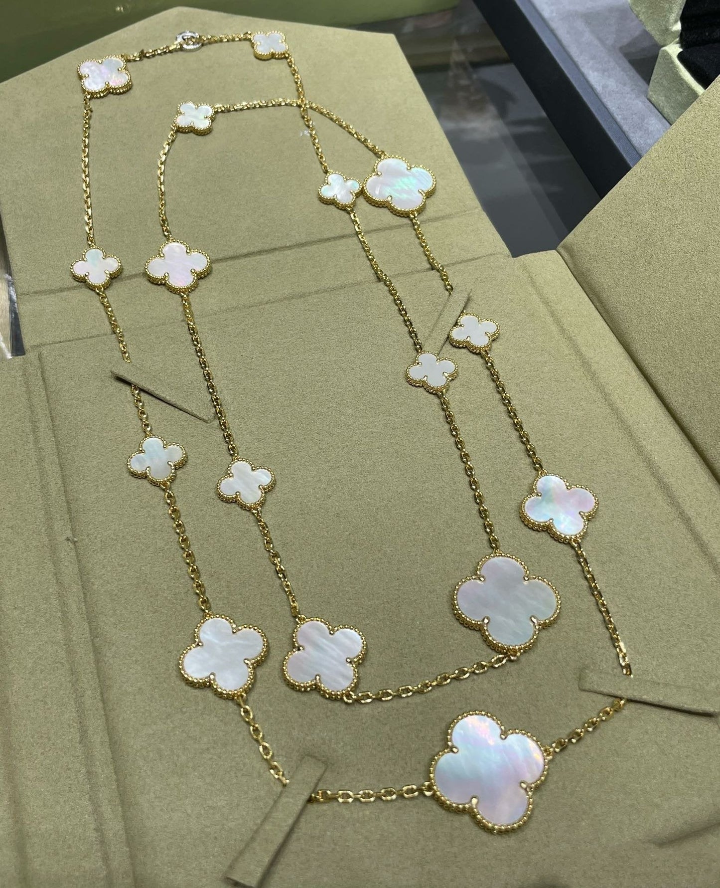 [Regal Jewels]CLOVER 16 MOTIF WHITE MOP GOLD NECKLACE