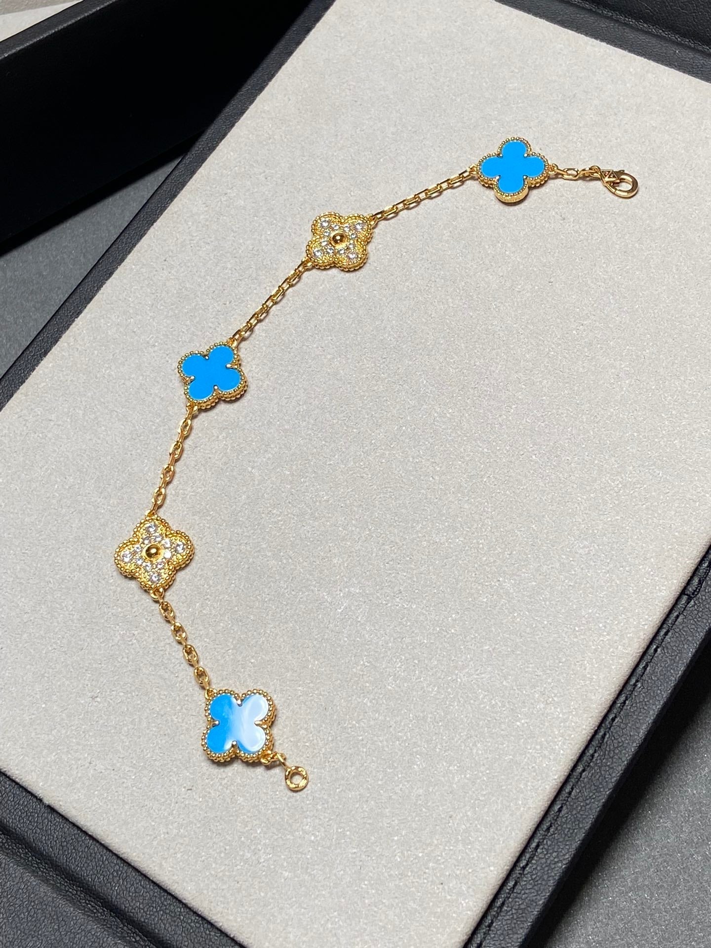 [Regal Jewels]CLOVER 5 MOTIF BLUE CHALCEDONY DIAMOND GOLD BRACELET