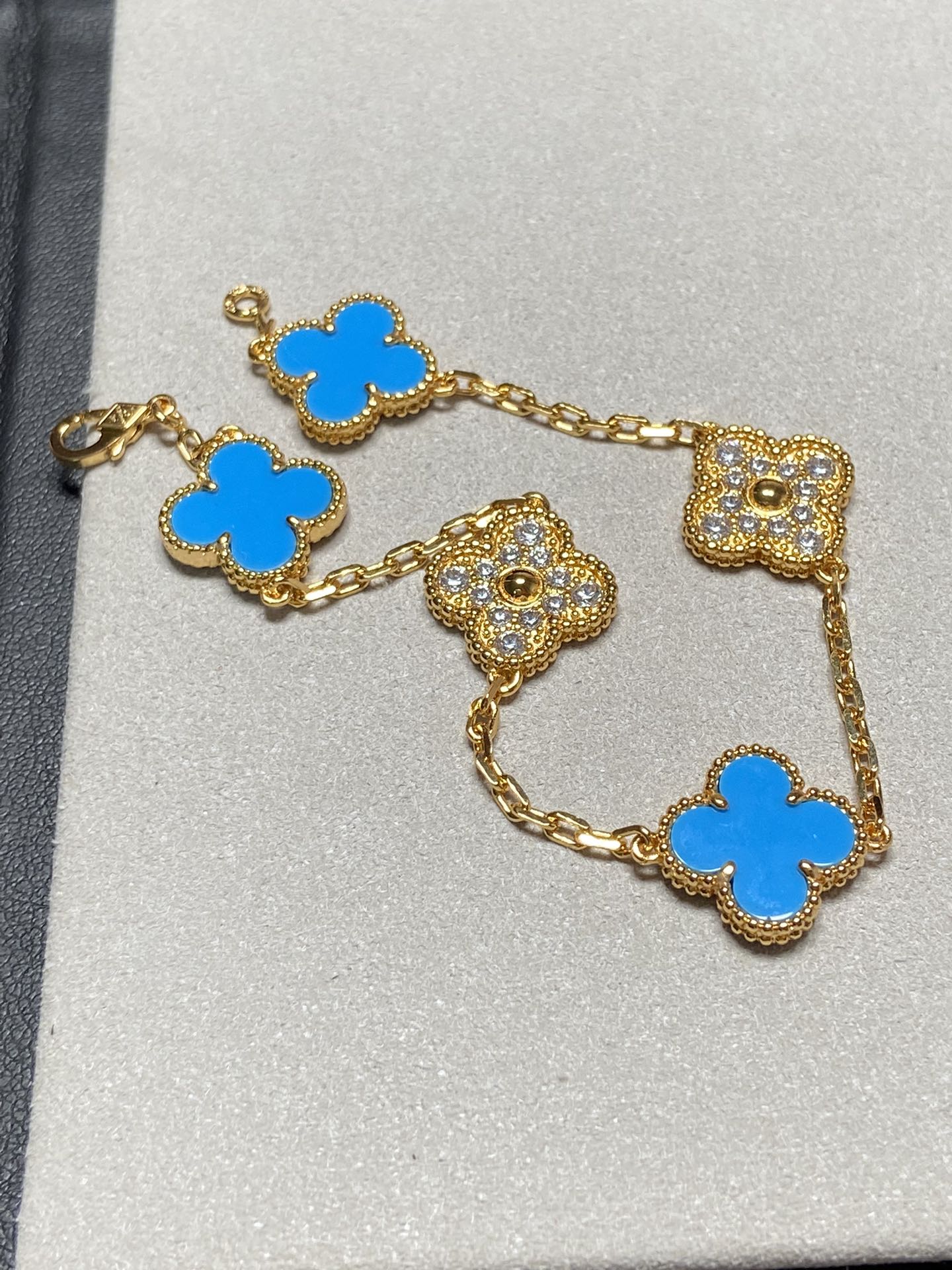 [Regal Jewels]CLOVER 5 MOTIF BLUE CHALCEDONY DIAMOND GOLD BRACELET