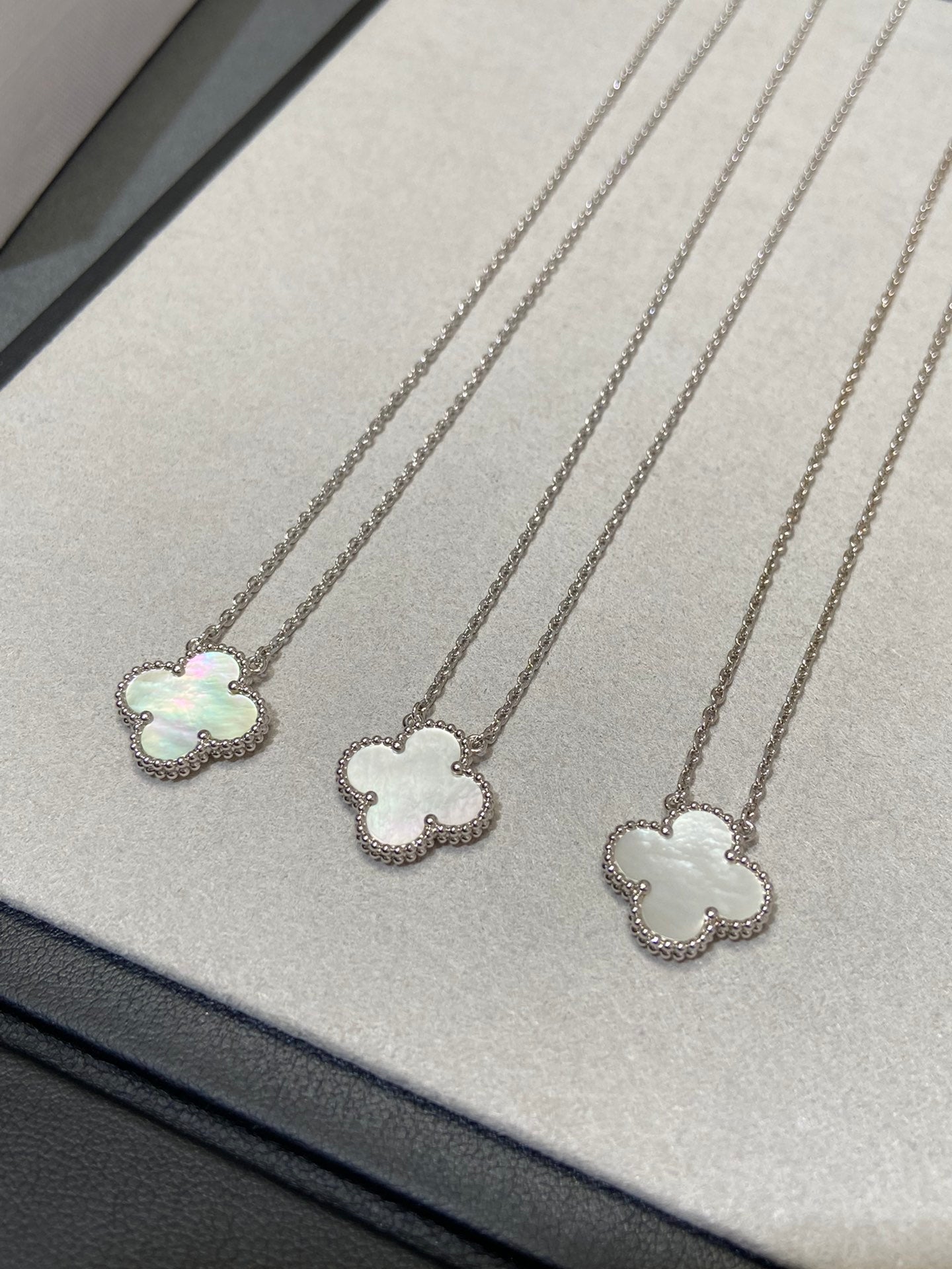 [Regal Jewels]CLOVER MEDIUM SILVER WHITE MOP NECKLACE