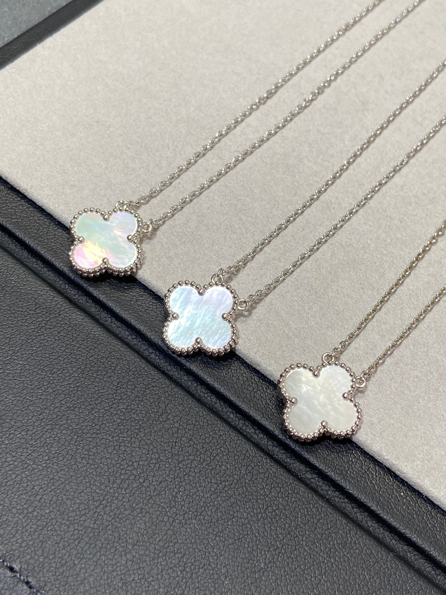 [Regal Jewels]CLOVER MEDIUM SILVER WHITE MOP NECKLACE