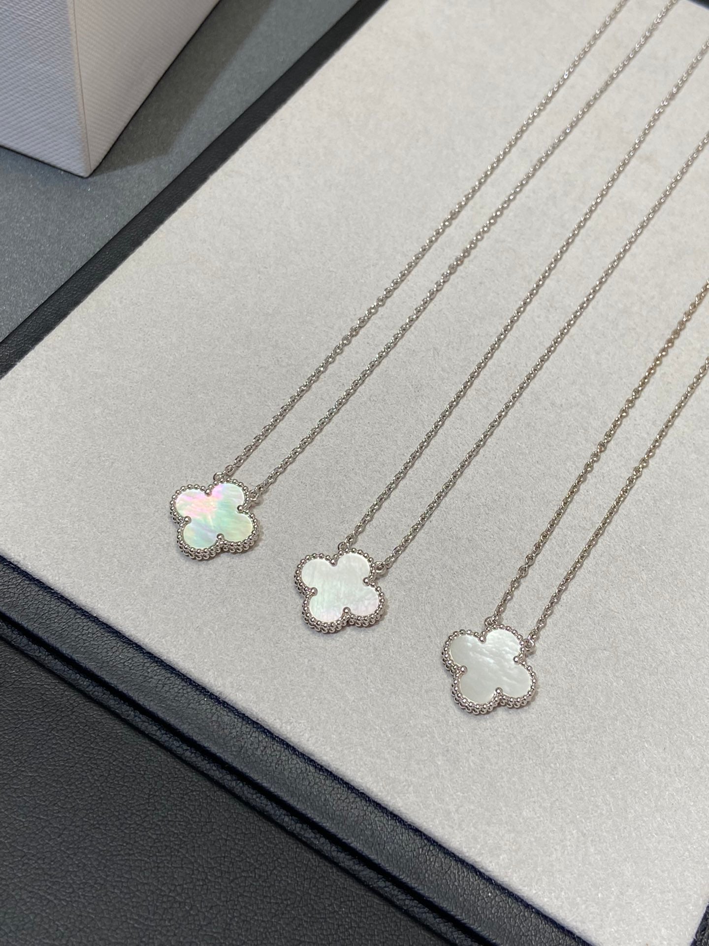 [Regal Jewels]CLOVER MEDIUM SILVER WHITE MOP NECKLACE