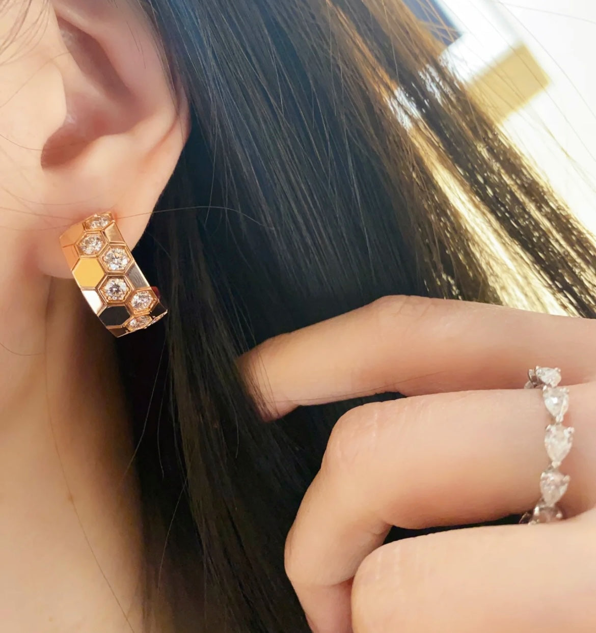 [Regal Jewels]BEE LOVE DIAMOND HOOP EARRINGS
