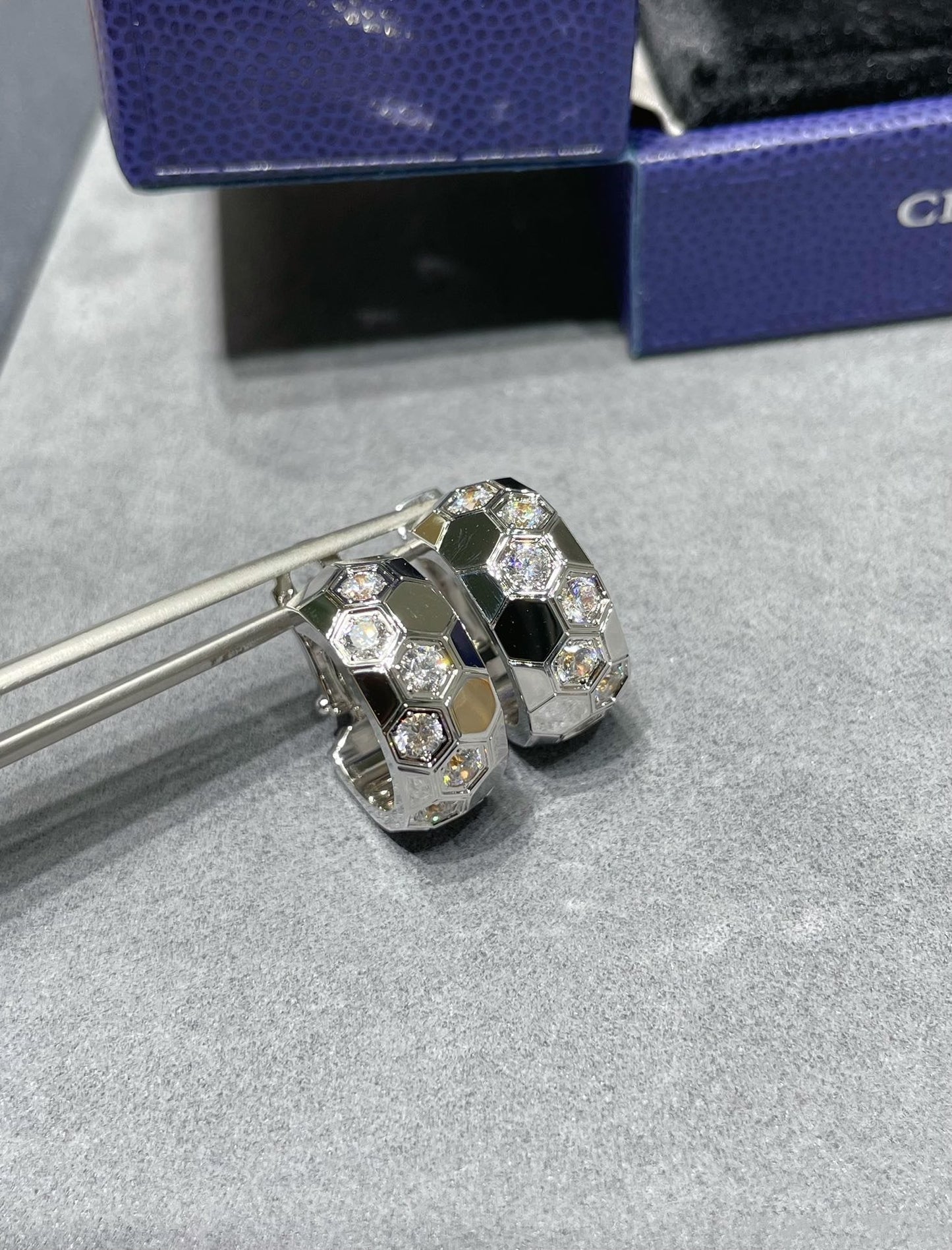 [Regal Jewels]BEE LOVE DIAMOND HOOP EARRINGS