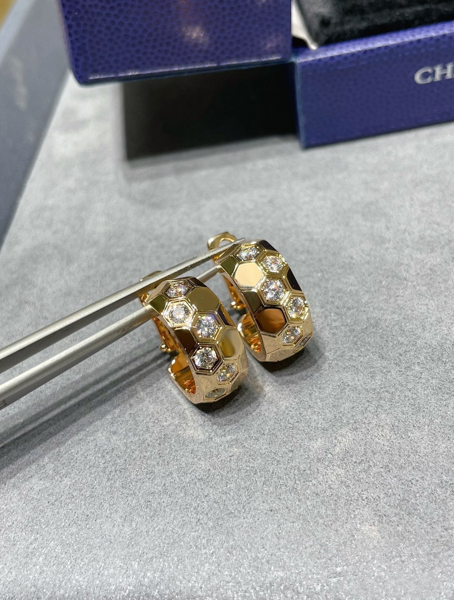 [Regal Jewels]BEE LOVE DIAMOND HOOP EARRINGS
