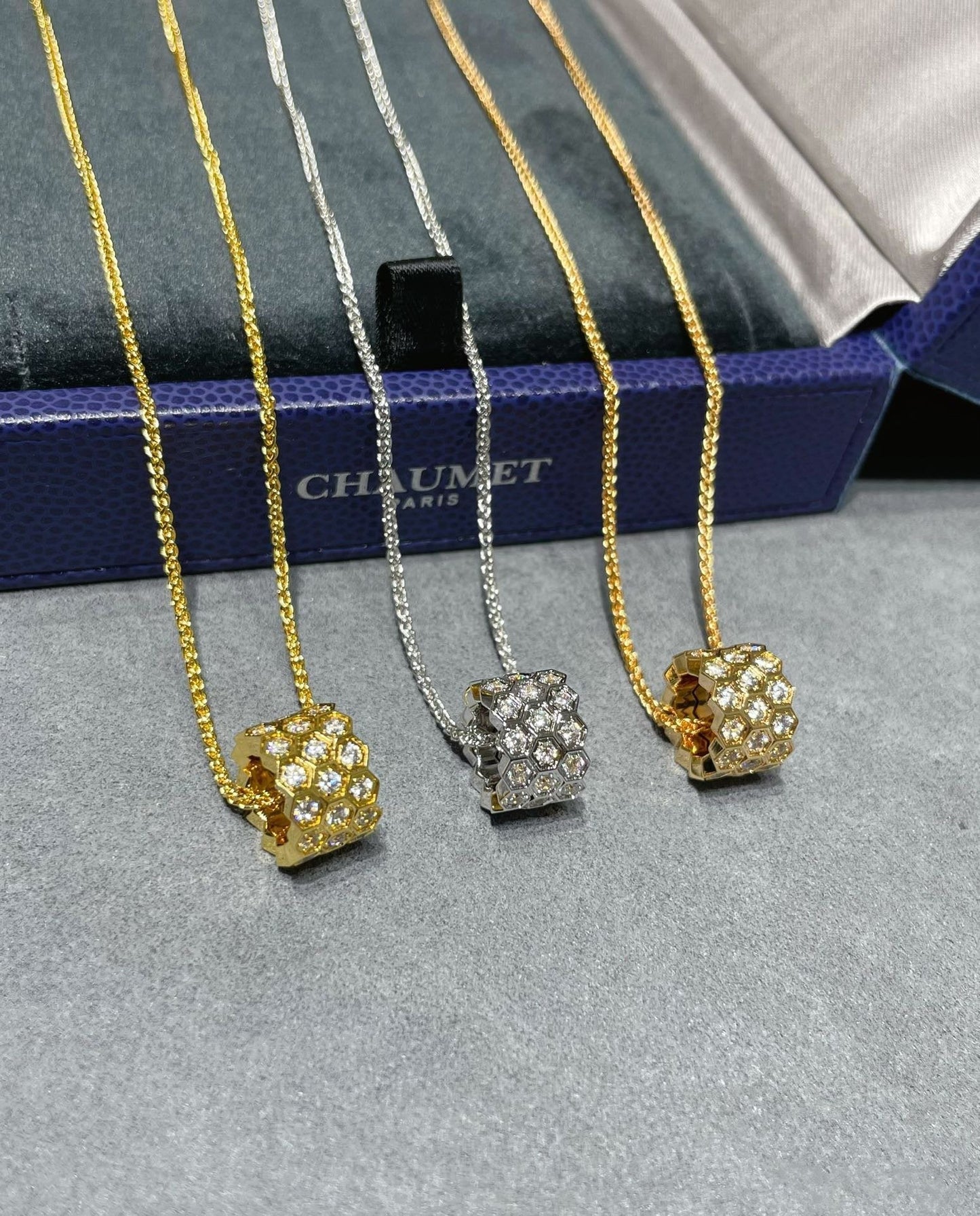 [Regal Jewels]BEE LOVE DIAMOND PAVED 3 ROW NECKLACE