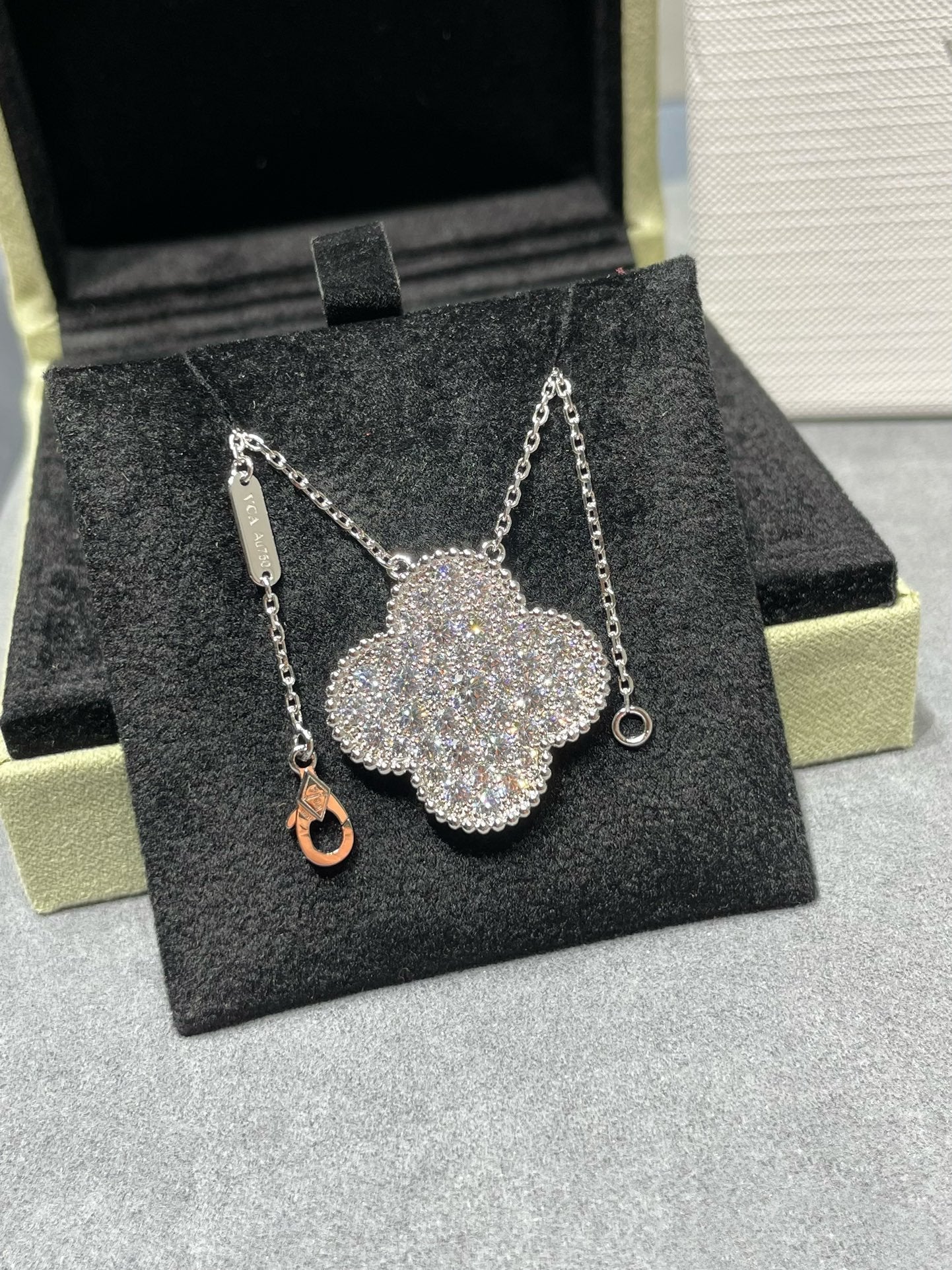 [Regal Jewels]CLOVER 25MM LARGE PENDANT DIAMOND PAVED SILVER NECKLACE