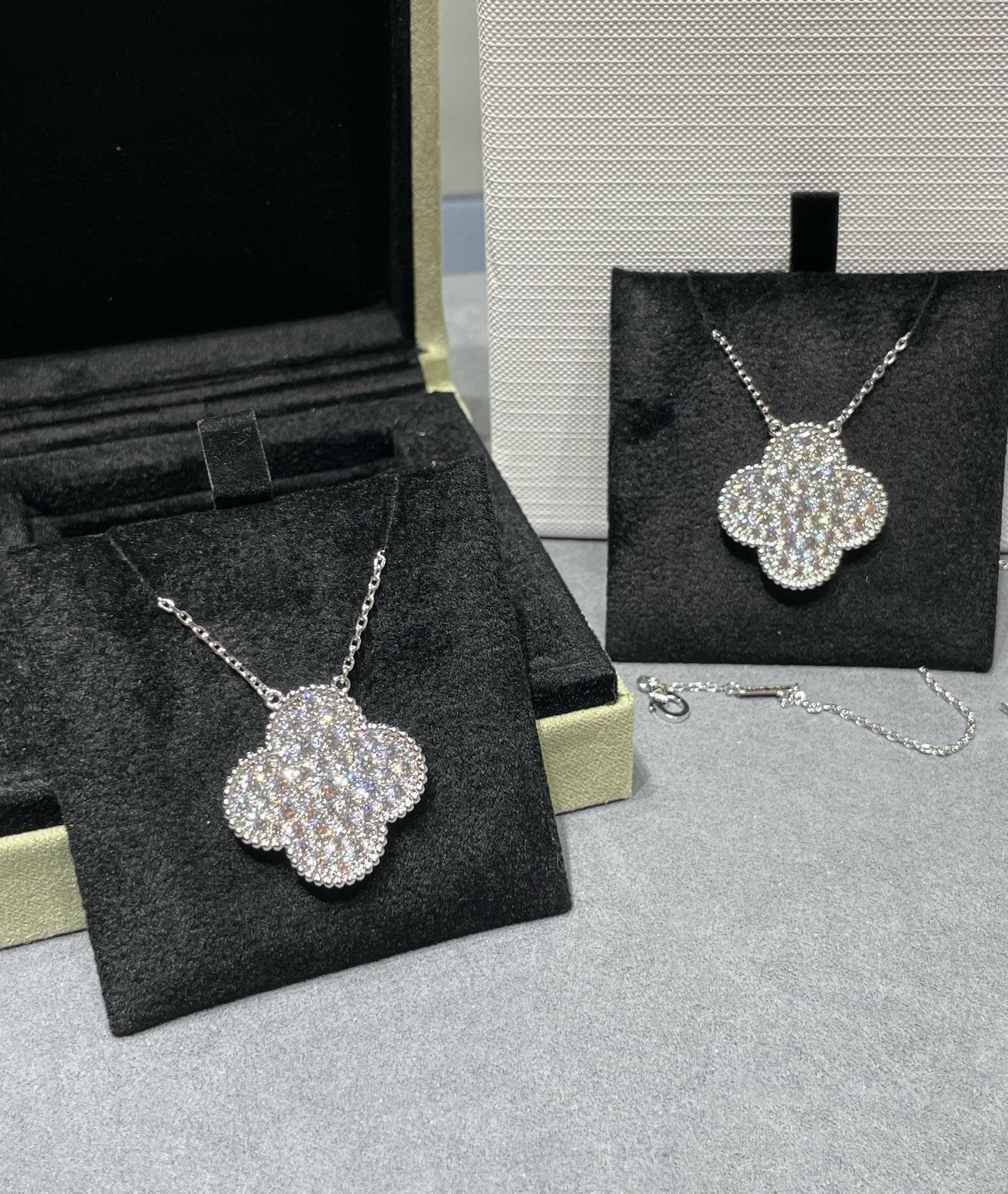 [Regal Jewels]CLOVER 25MM LARGE PENDANT DIAMOND PAVED SILVER NECKLACE